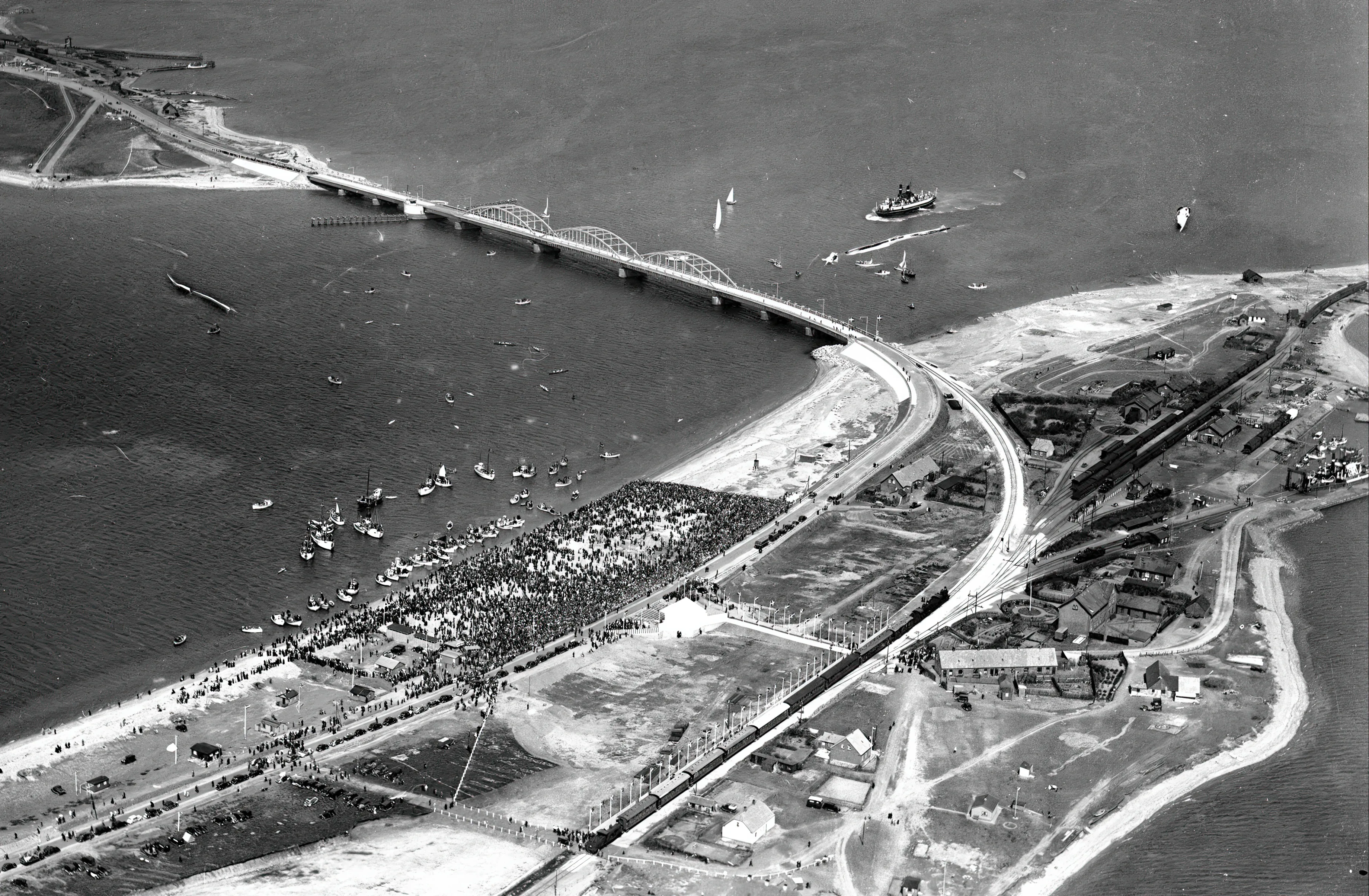 Billede af åbningen af Oddesundbroen Jernbanebro den 15. maj 1938. Billede af åbningen af Oddesundbroen Jernbanebro den 15. maj 1938.