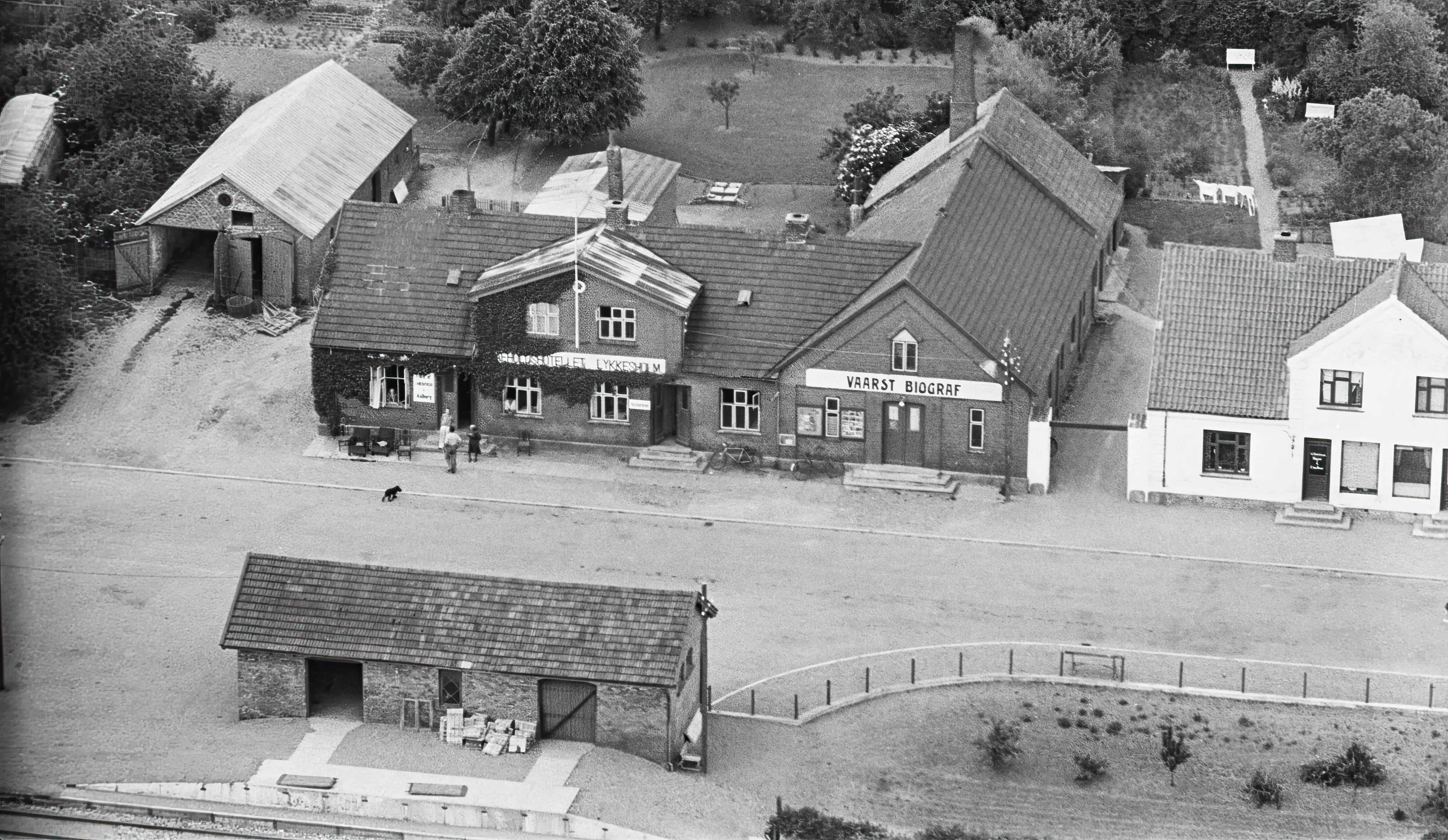 Billede af Vaarst Stations varehus. Billede af Vaarst Stations varehus.