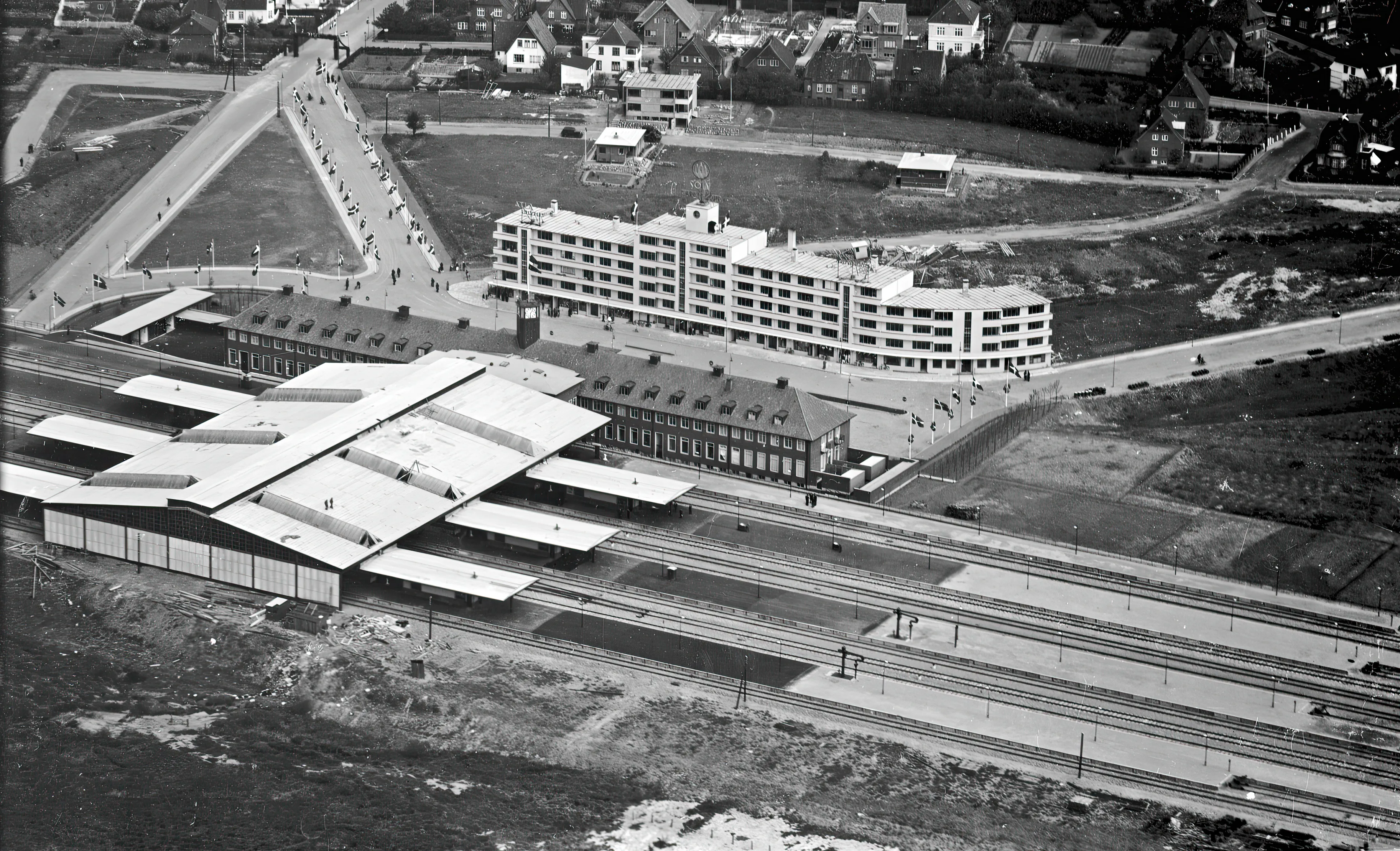 Billede af Fredericia Banegård ved åbningen den 14. maj 1935. Billede af Fredericia Banegård ved åbningen den 14. maj 1935.