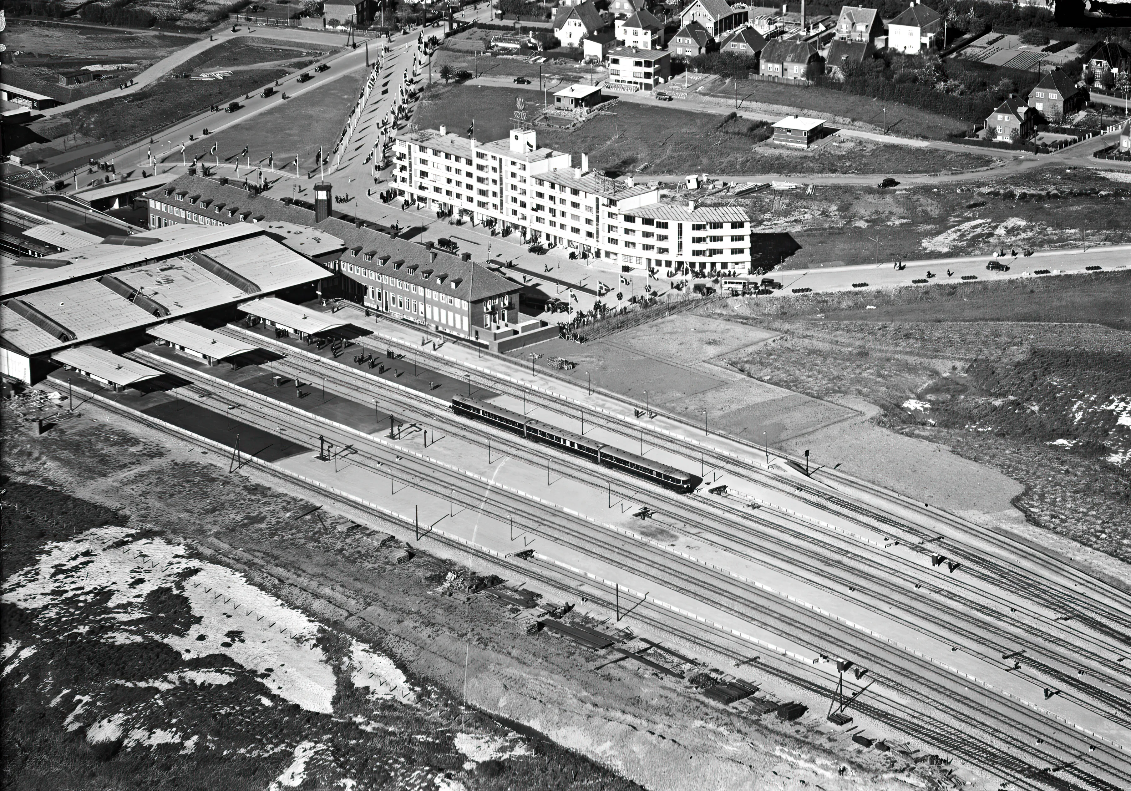 Billede af Fredericia Banegård ved åbningen den 14. maj 1935. Billede af Fredericia Banegård ved åbningen den 14. maj 1935.