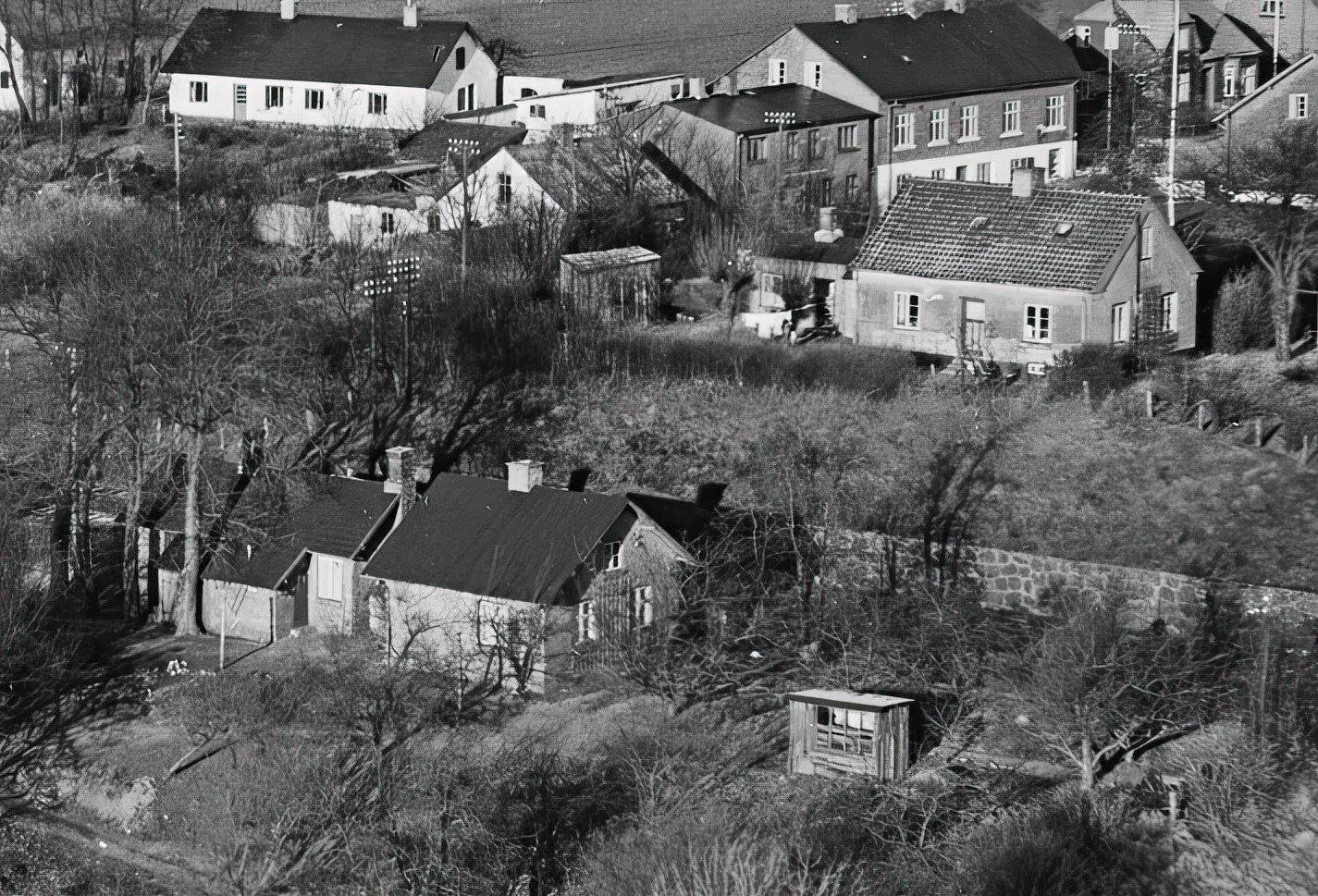 Billede af Ejstrup Holdeplads, som er det tidligere vogterhus i forgrunden. Billede af Ejstrup Holdeplads, som er det tidligere vogterhus i forgrunden.