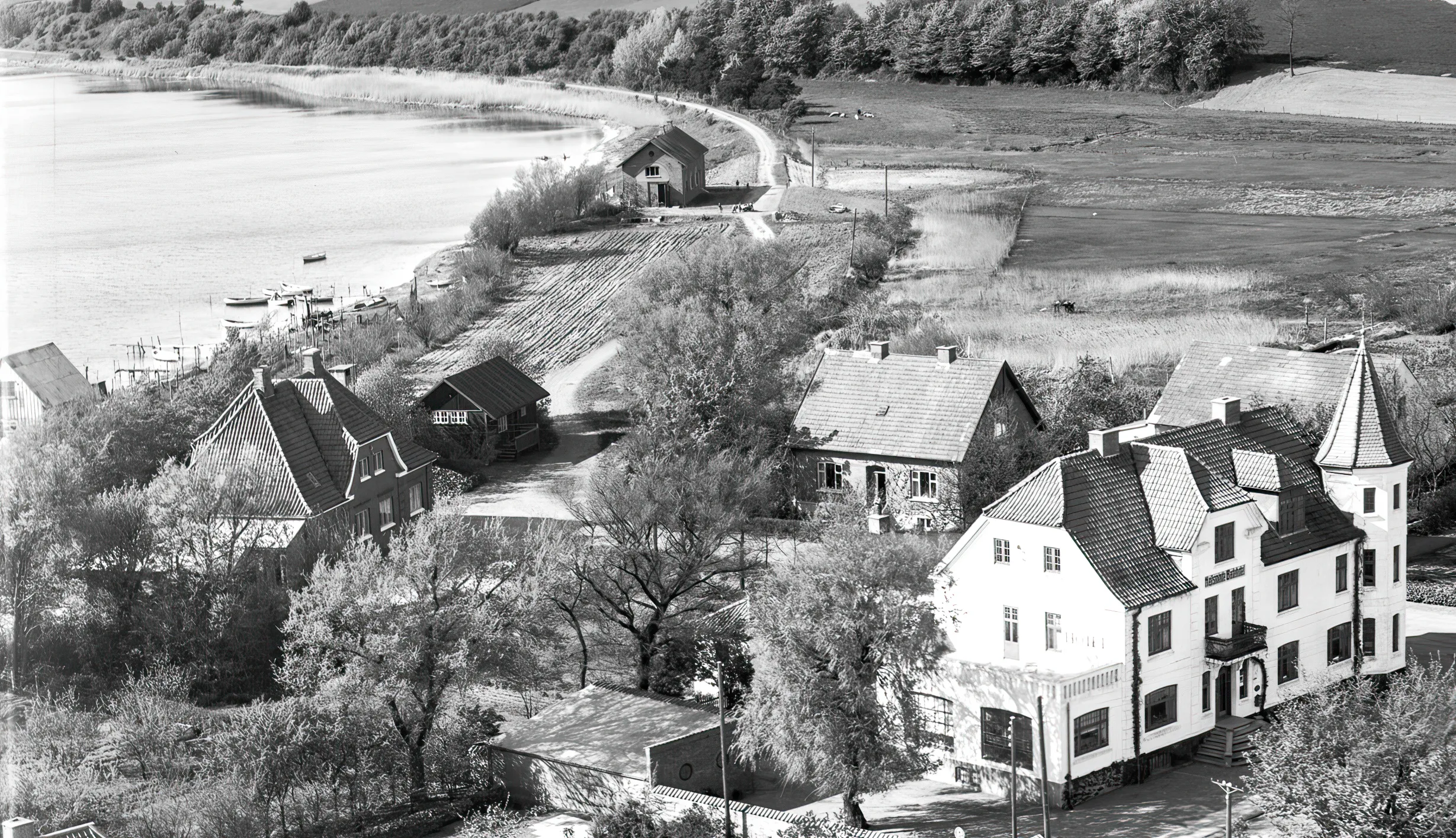 Billede af Hejlsminde Station med remisen i baggrunden af billedet.