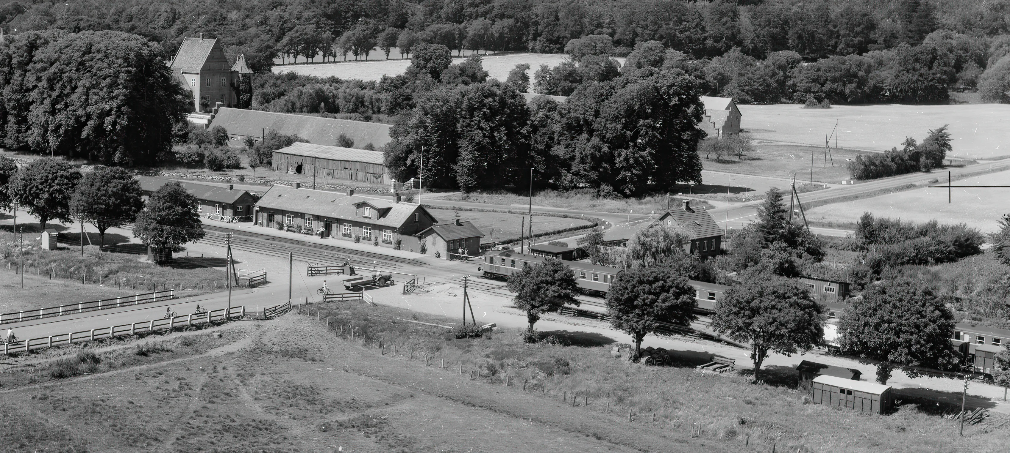 Billede af lyntog ud for Ulstrup Station.