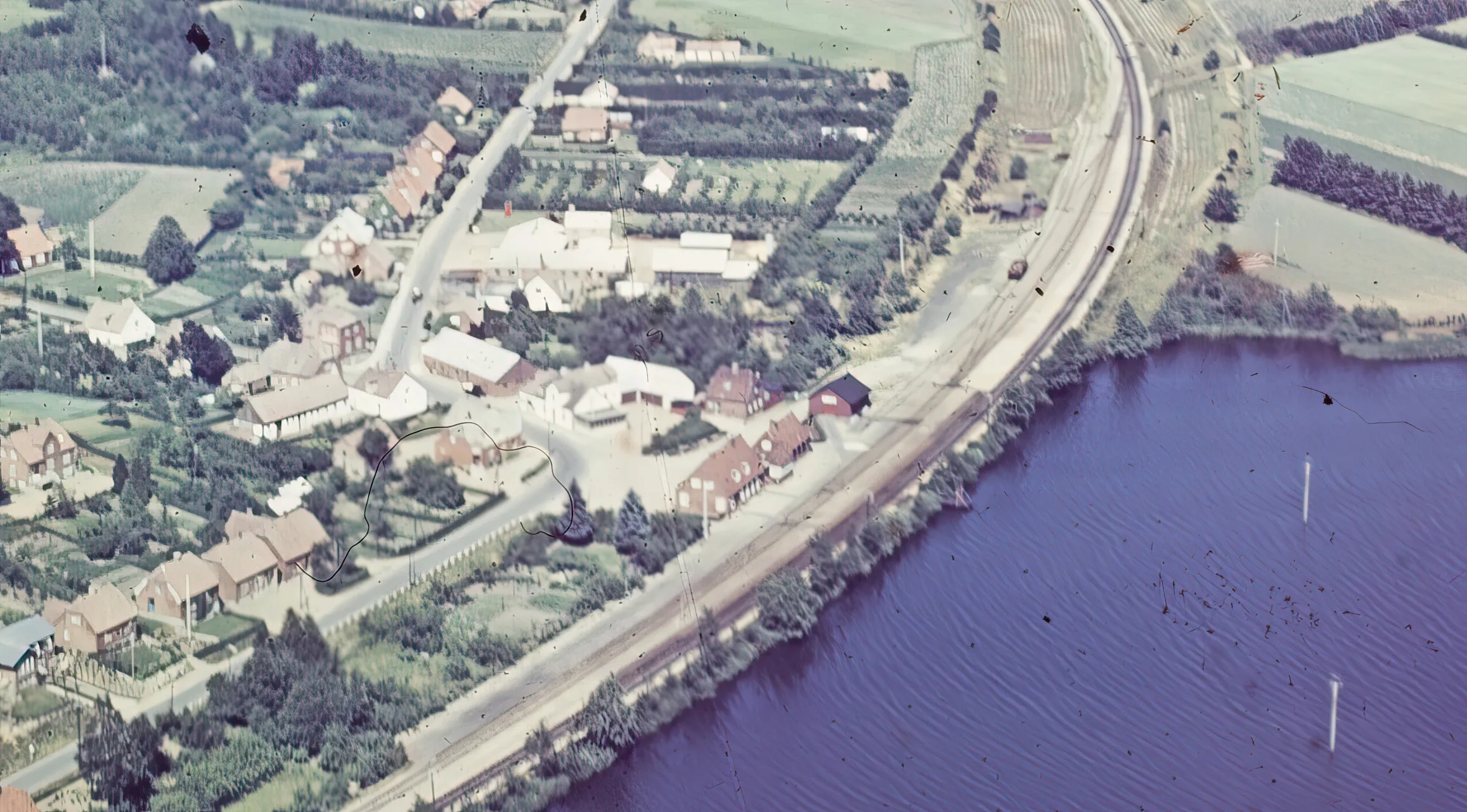 Billede af Tange Billetsalgssted til venstre for stationen. Billede af Tange Billetsalgssted til venstre for stationen.