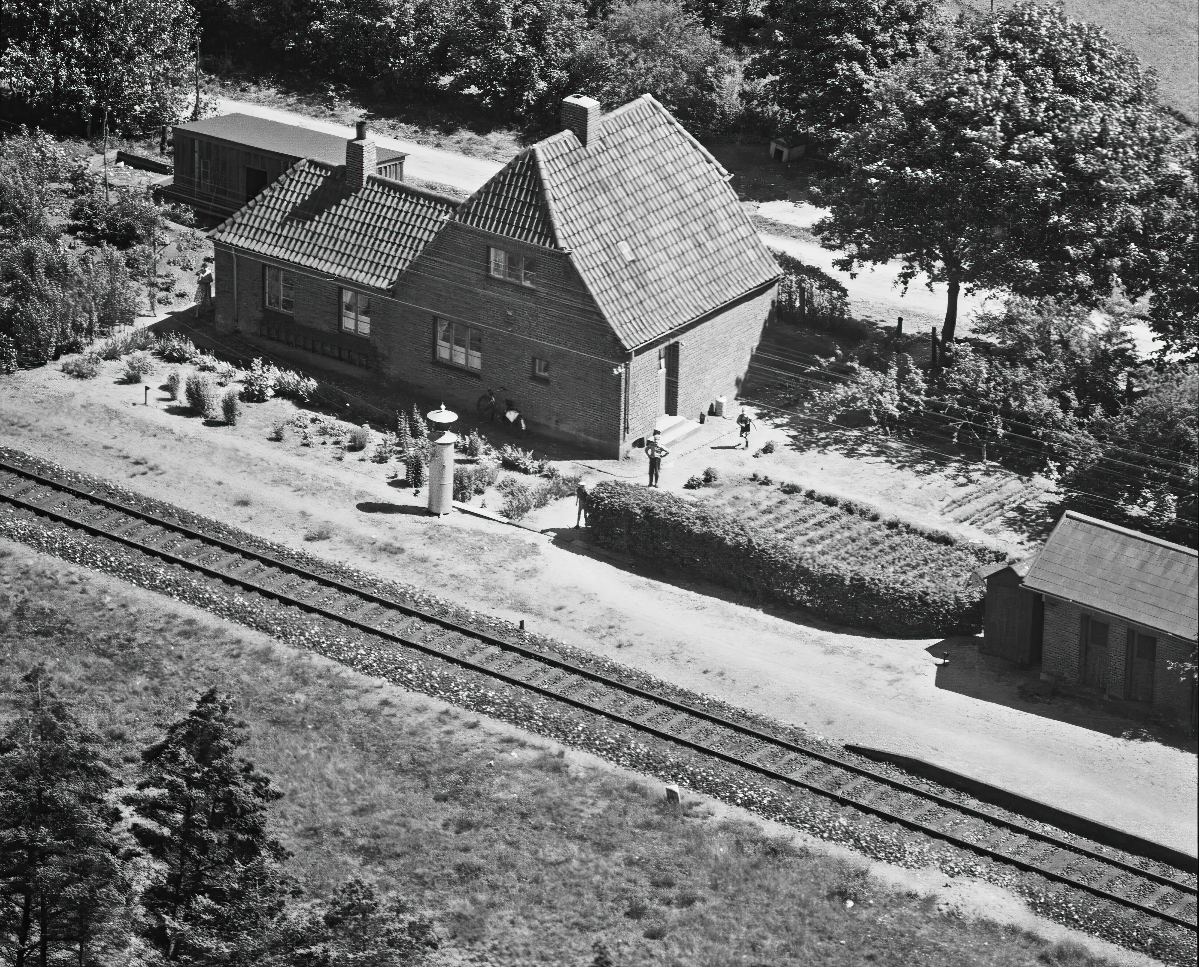 Billede af Stationsforstanderboligen ved Hvide-Mose Billetsalgssted med Sidespor. Billede af Stationsforstanderboligen ved Hvide-Mose Billetsalgssted med Sidespor.