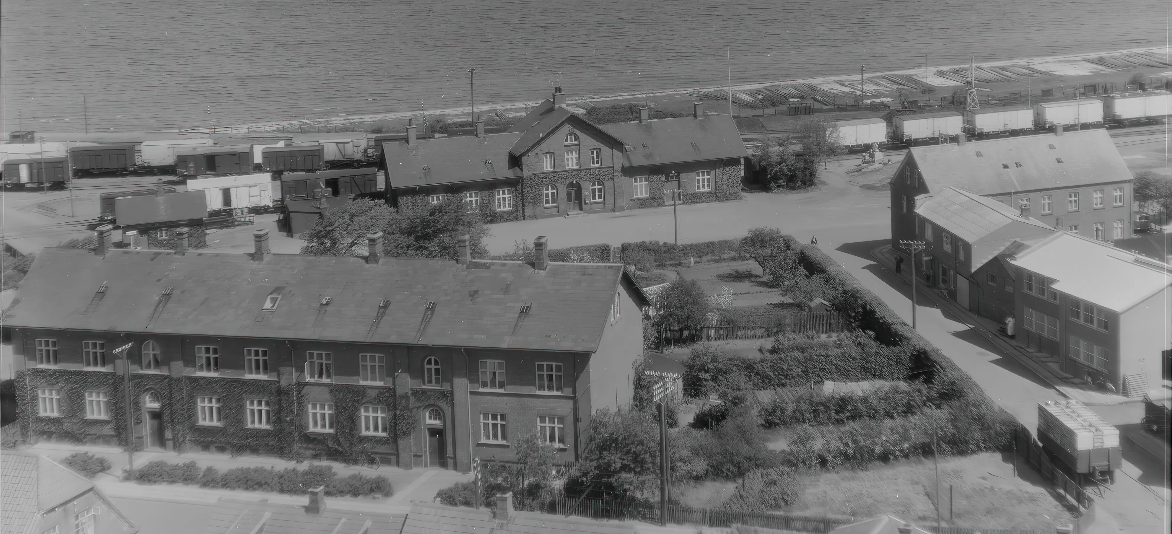 Billede af Glyngøre Station med boligen for maskinpersonalet i forgrunden.