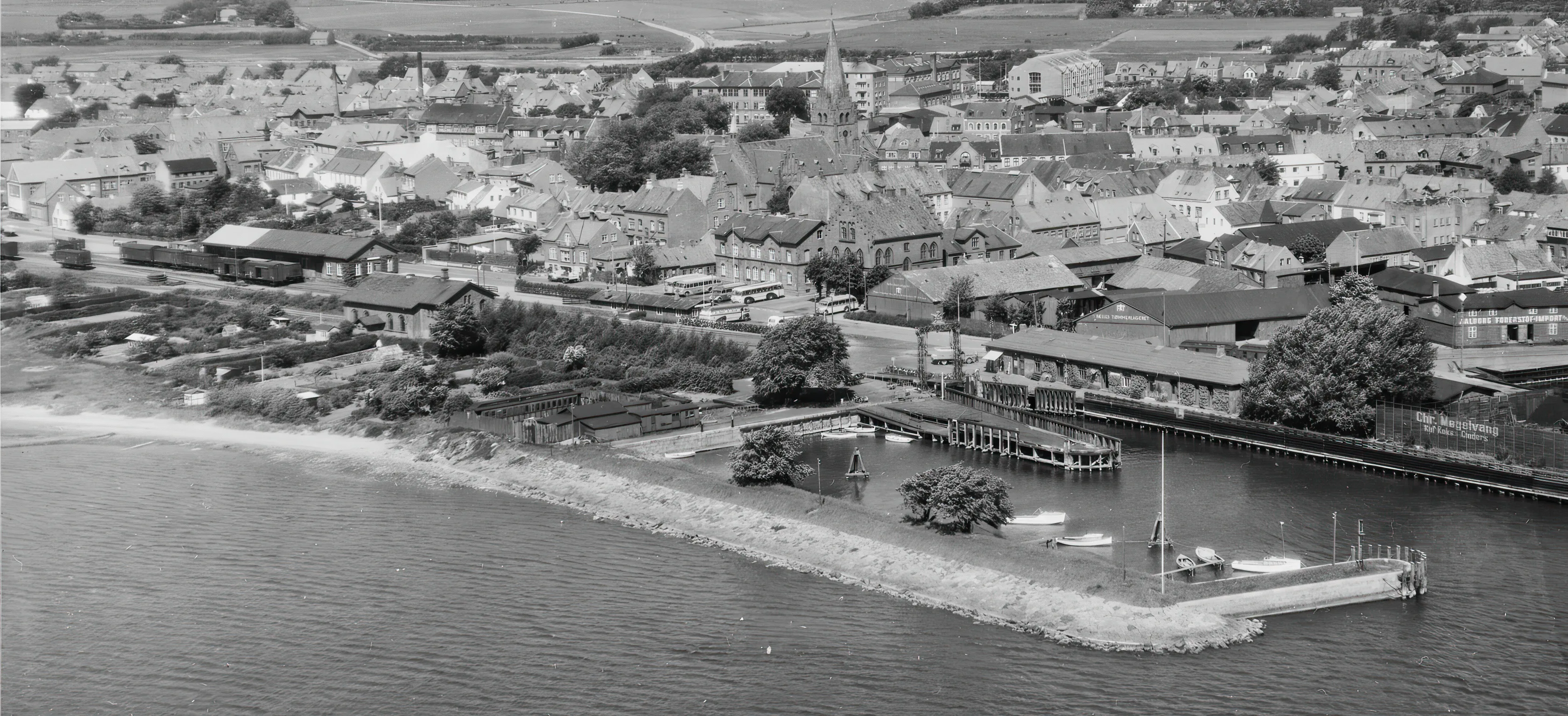 Billede af Nykøbing Mors Havnestation, som ligger ved færgelejet til højre i billedet.