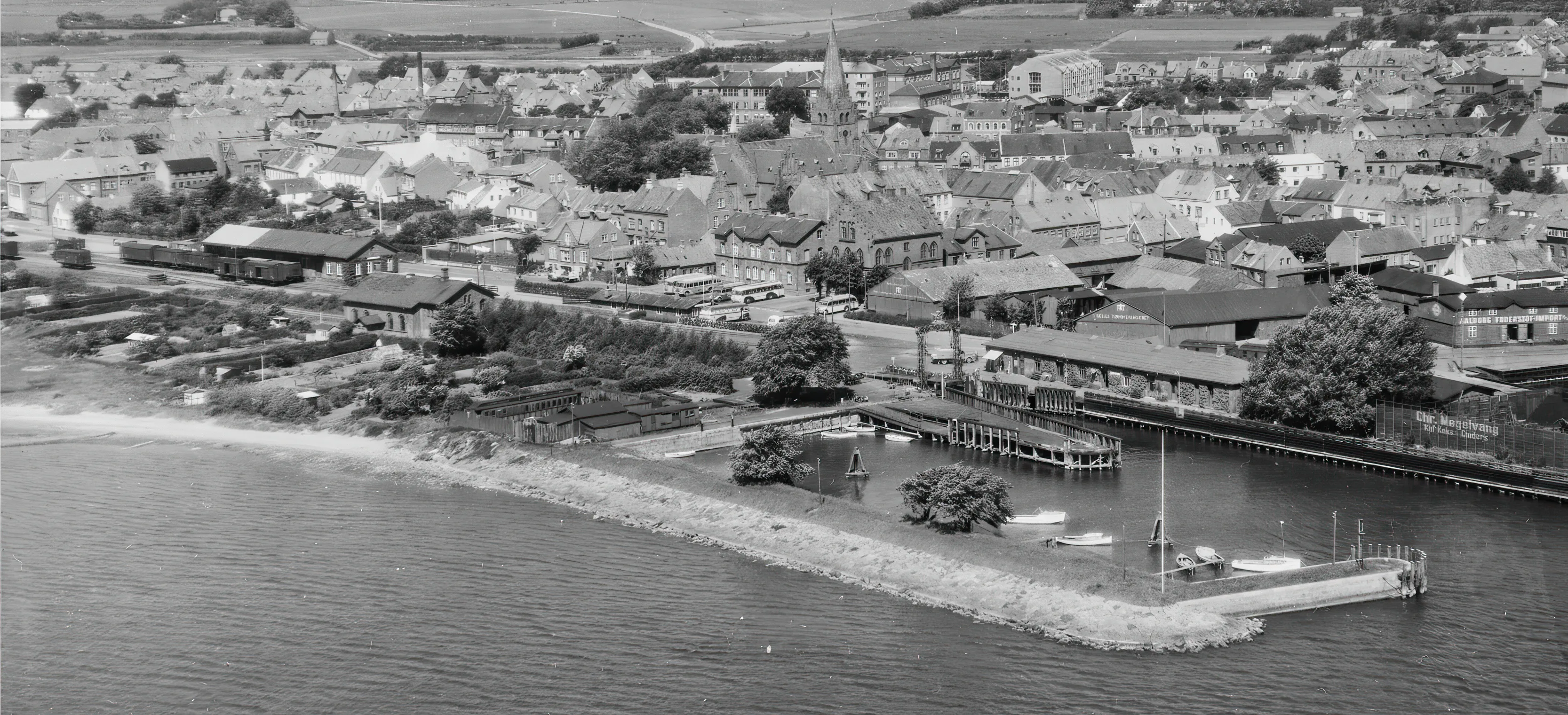Billede af Nykøbing Mors Havnestation, som ligger ved færgelejet til højre i billedet. Billede af Nykøbing Mors Havnestation, som ligger ved færgelejet til højre i billedet.