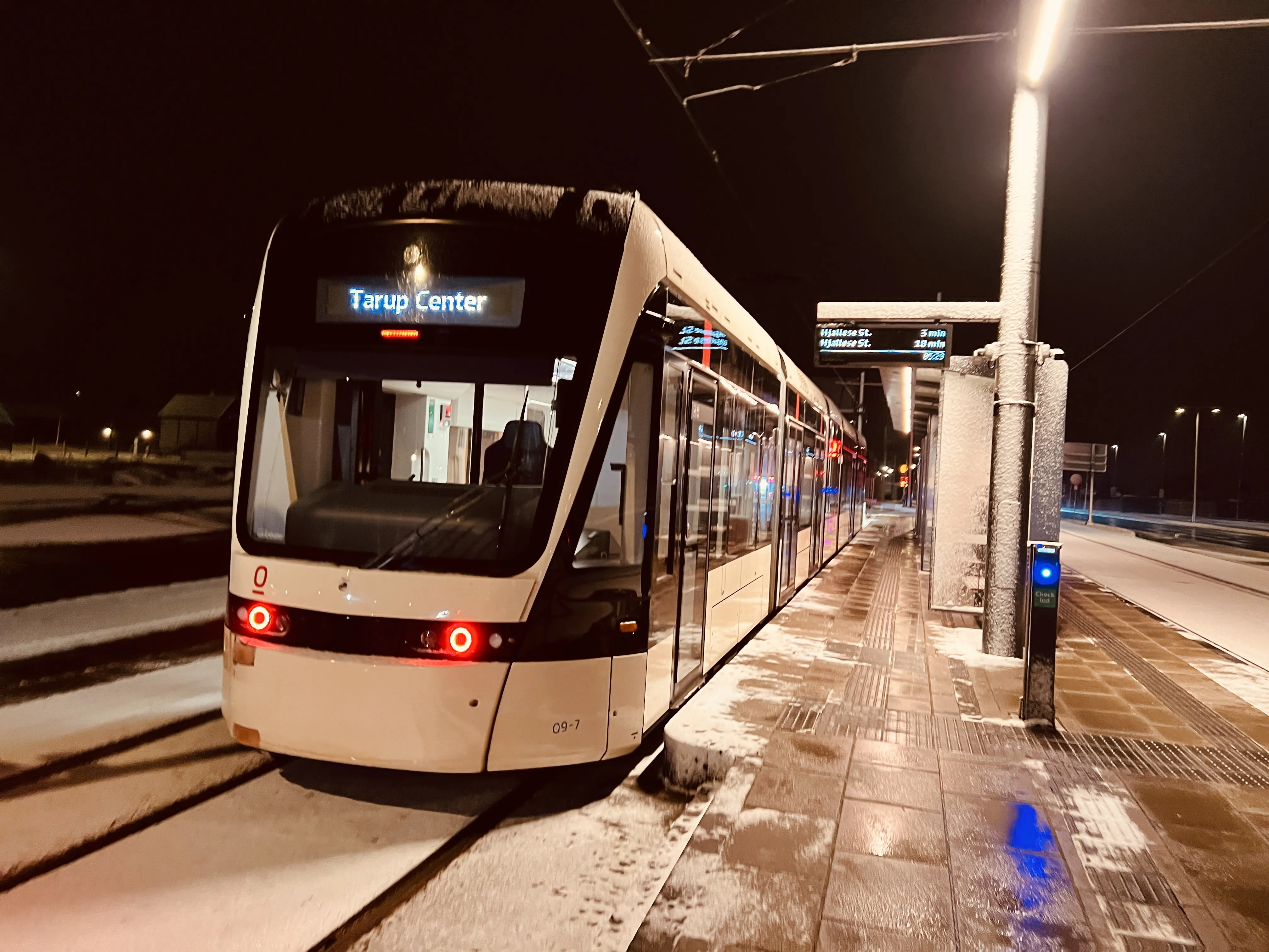 Billede af Odense Letbane togsæt 09 fotograferet ud for Tarup Center Letbanestation.