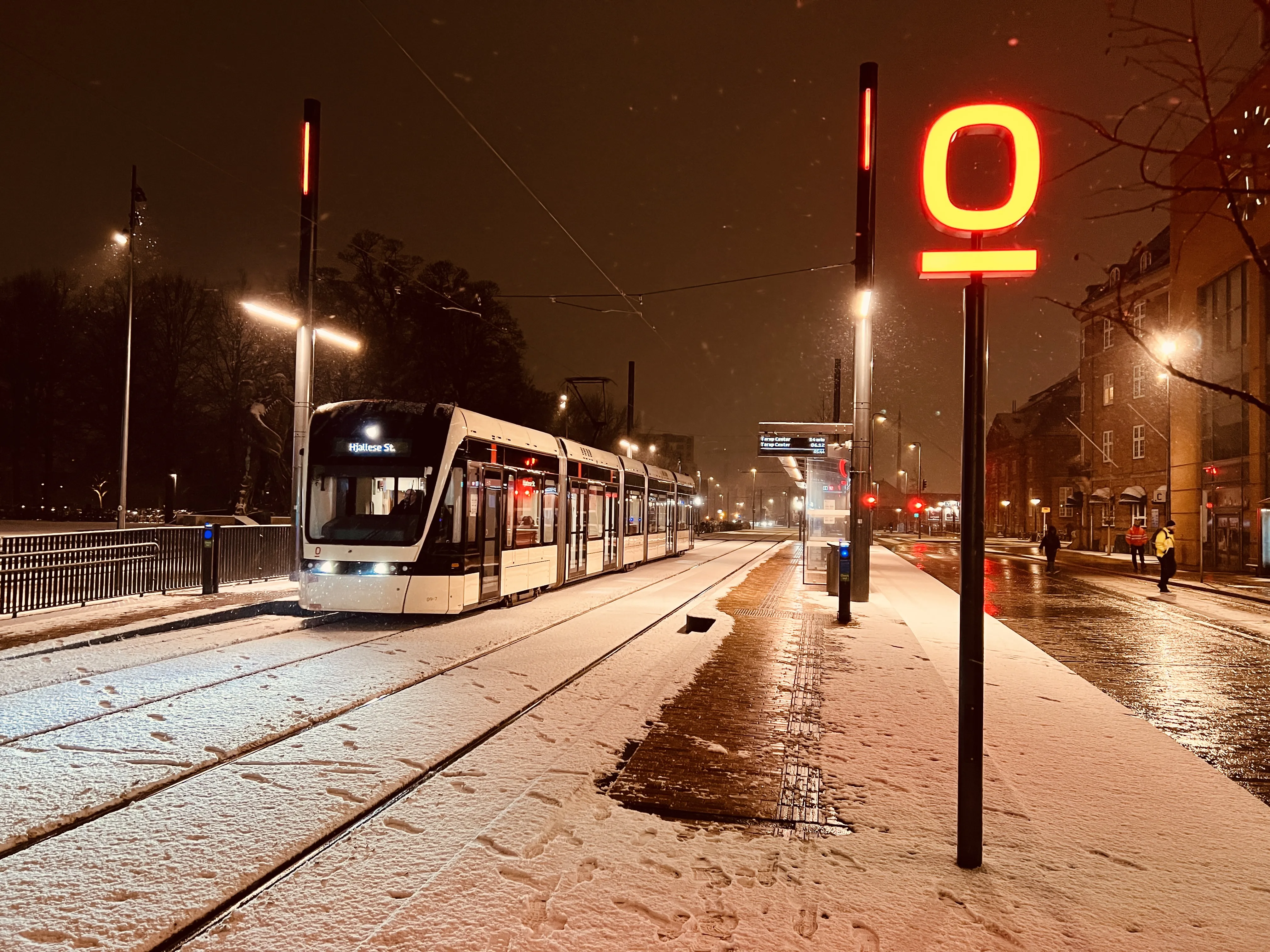 Billede af Odense Letbane togsæt 09 fotograferet ud for Odense Banegård Letbanestation.