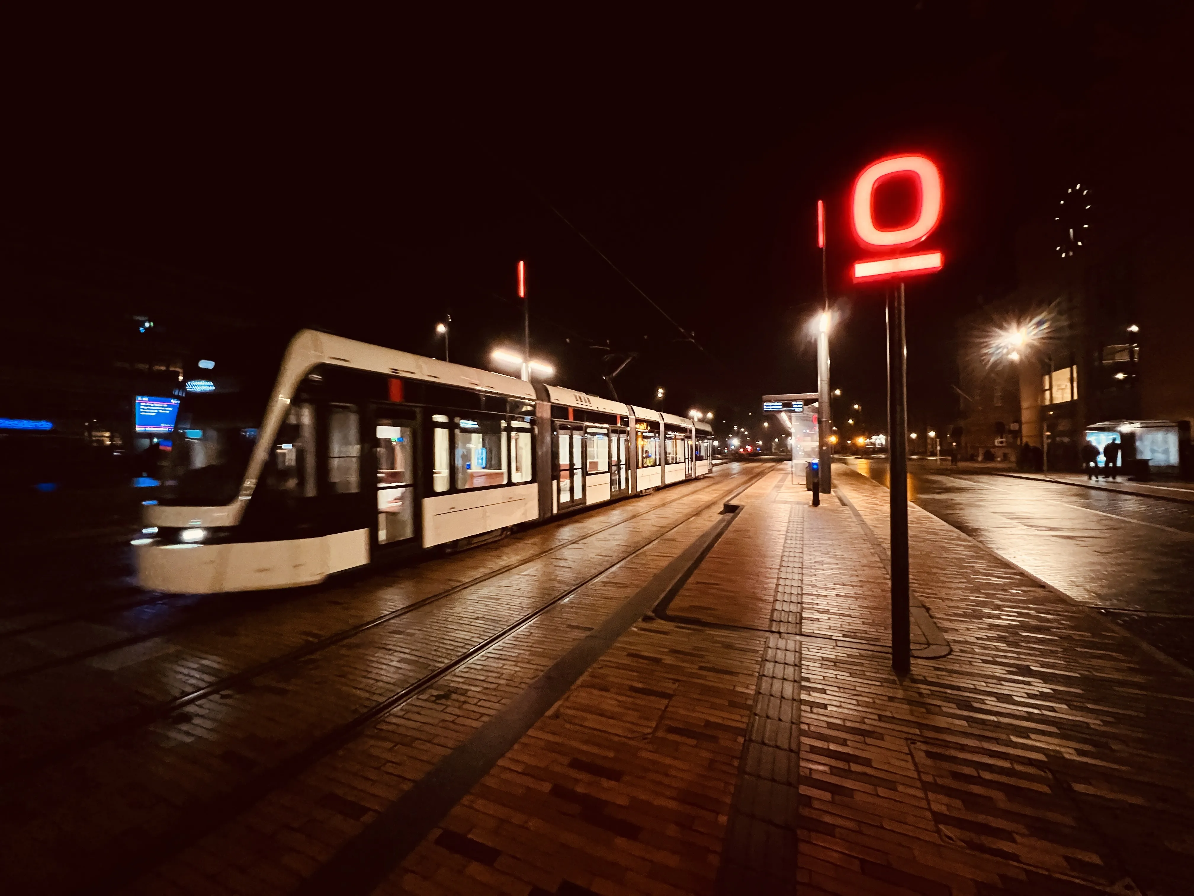 Billede af Odense Letbane togsæt 04 fotograferet ud for Odense Banegård Letbanestation.