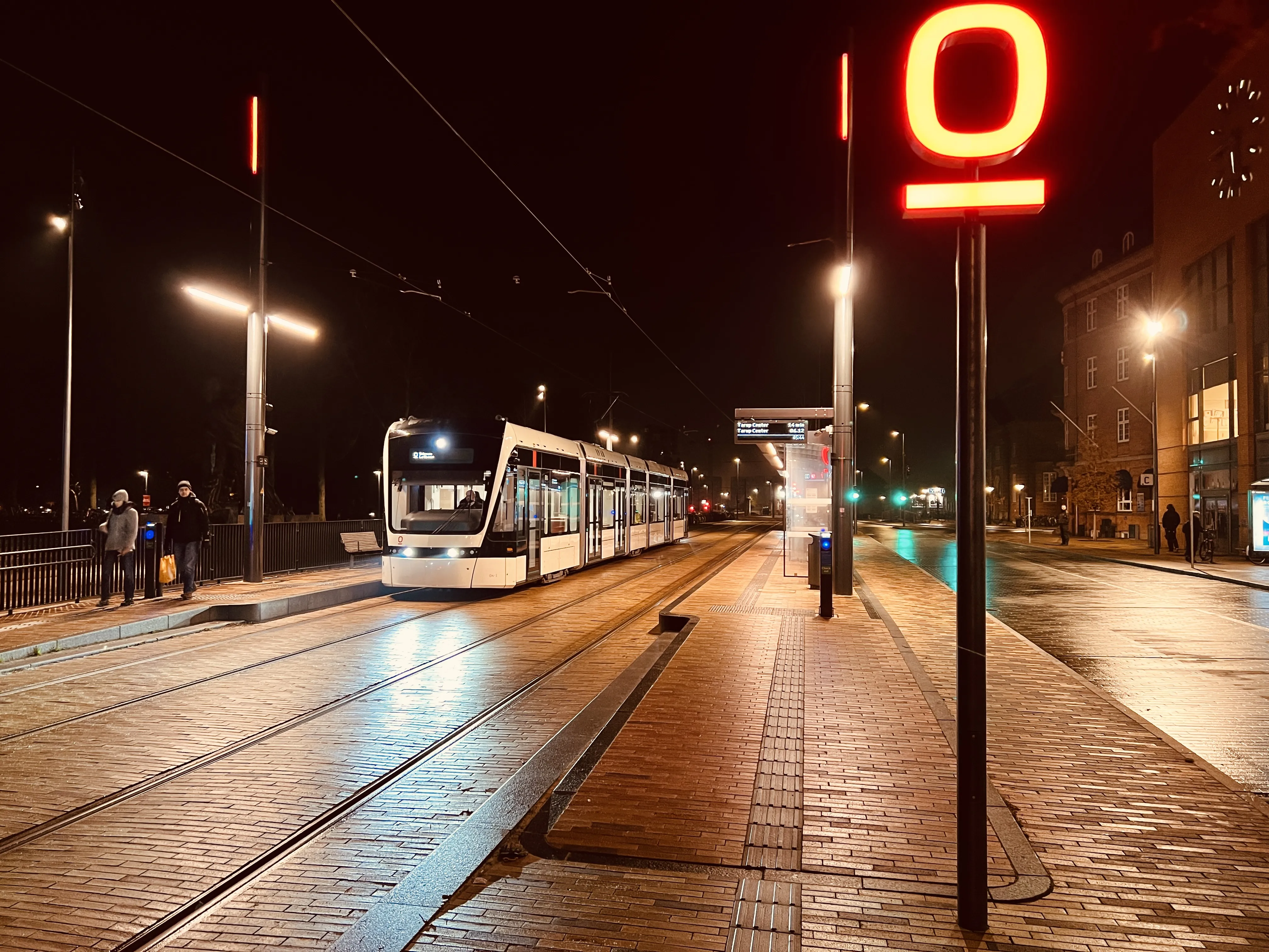 Billede af Odense Letbane togsæt 04 fotograferet ud for Odense Banegård Letbanestation. Billede af Odense Letbane togsæt 04 fotograferet ud for Odense Banegård Letbanestation.