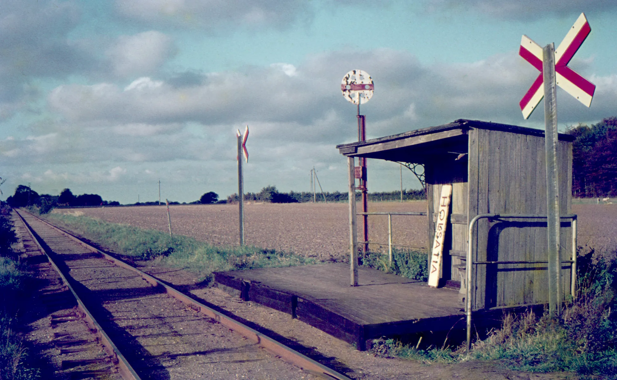 Billede af Holsatia Trinbræt - med et nedfalden "stationsskilt". Billede af Holsatia Trinbræt - med et nedfalden "stationsskilt".