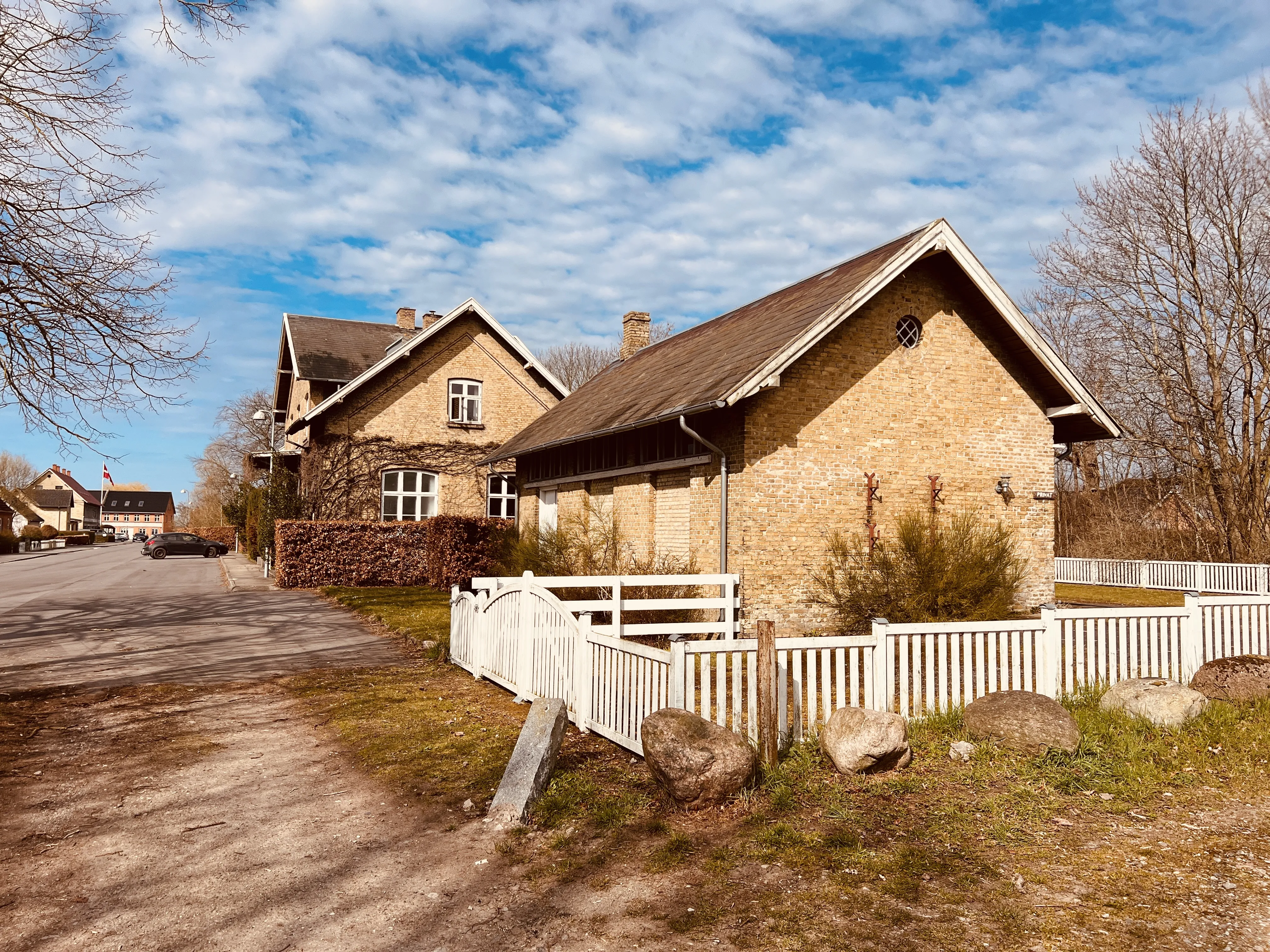 Billede af Sandved Stations varehus. Billede af Sandved Stations varehus.
