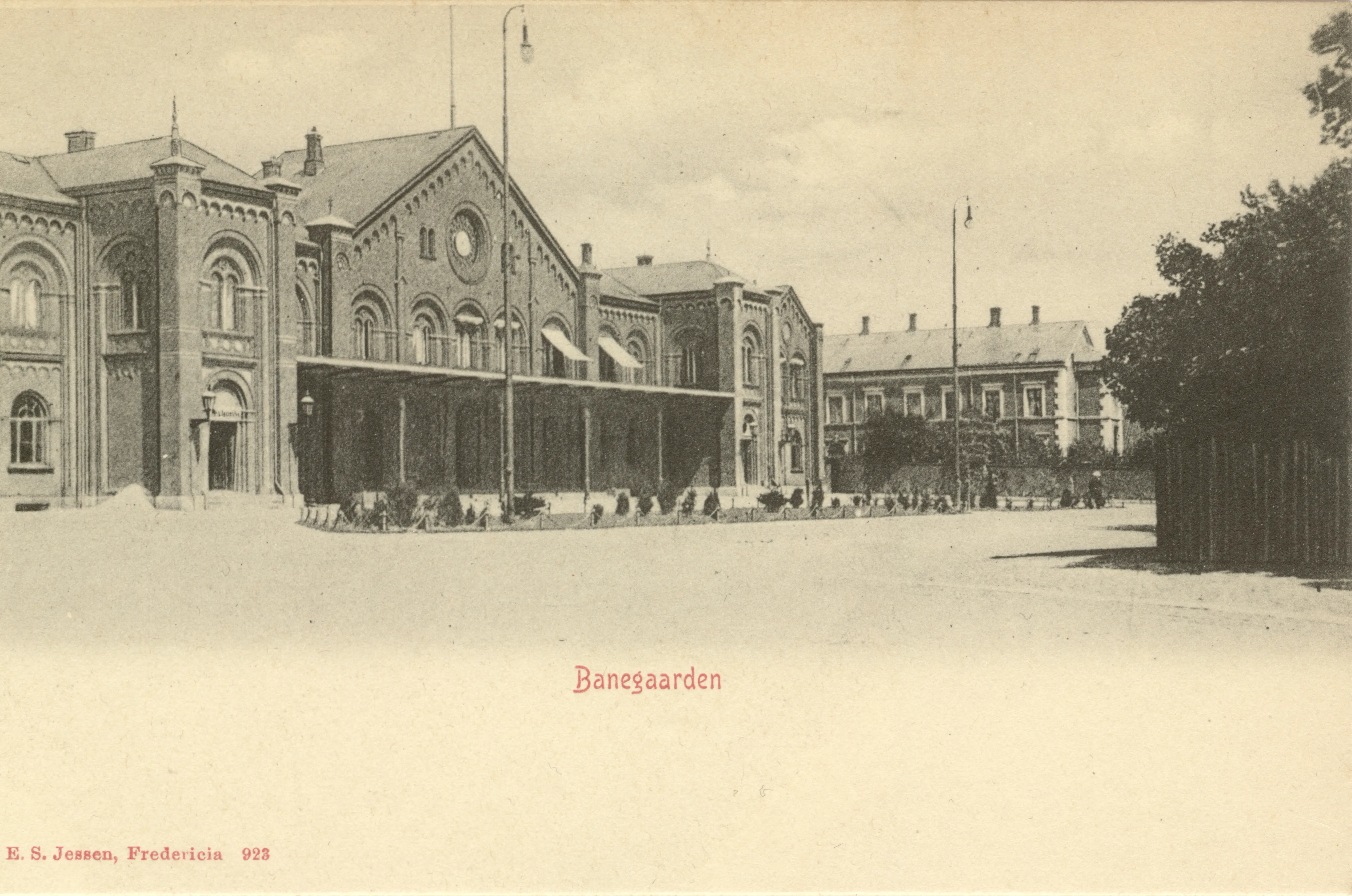 Postkort med Fredericia Banegård. Postkort med Fredericia Banegård.