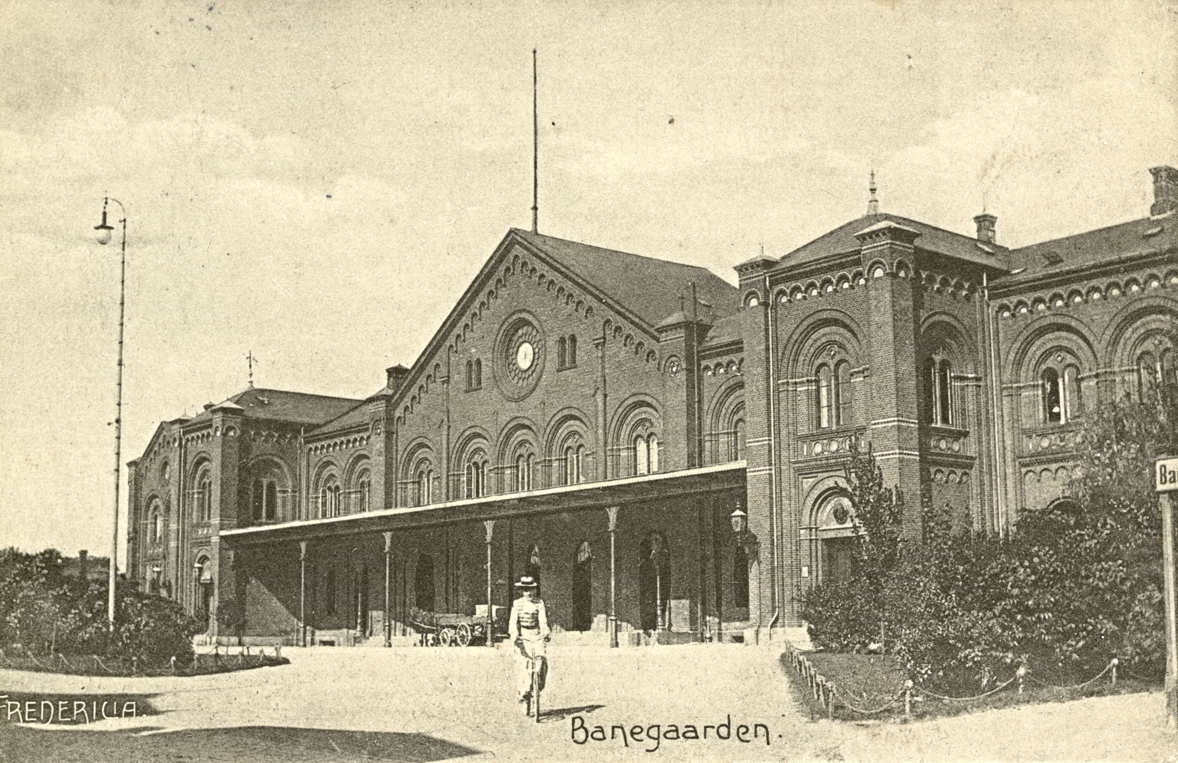 Postkort med Fredericia Banegård. Postkort med Fredericia Banegård.