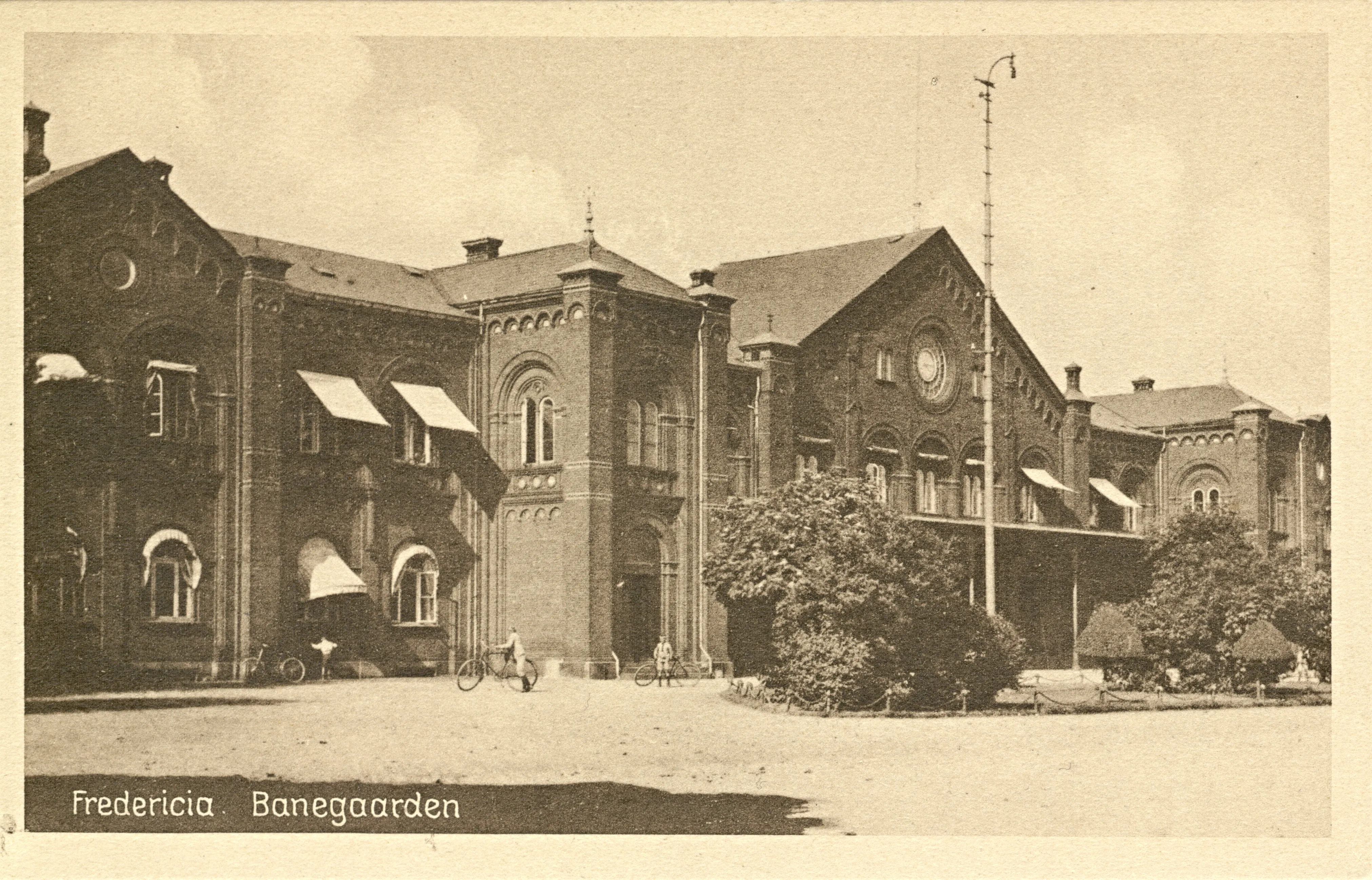 Postkort med Fredericia Banegård. Postkort med Fredericia Banegård.