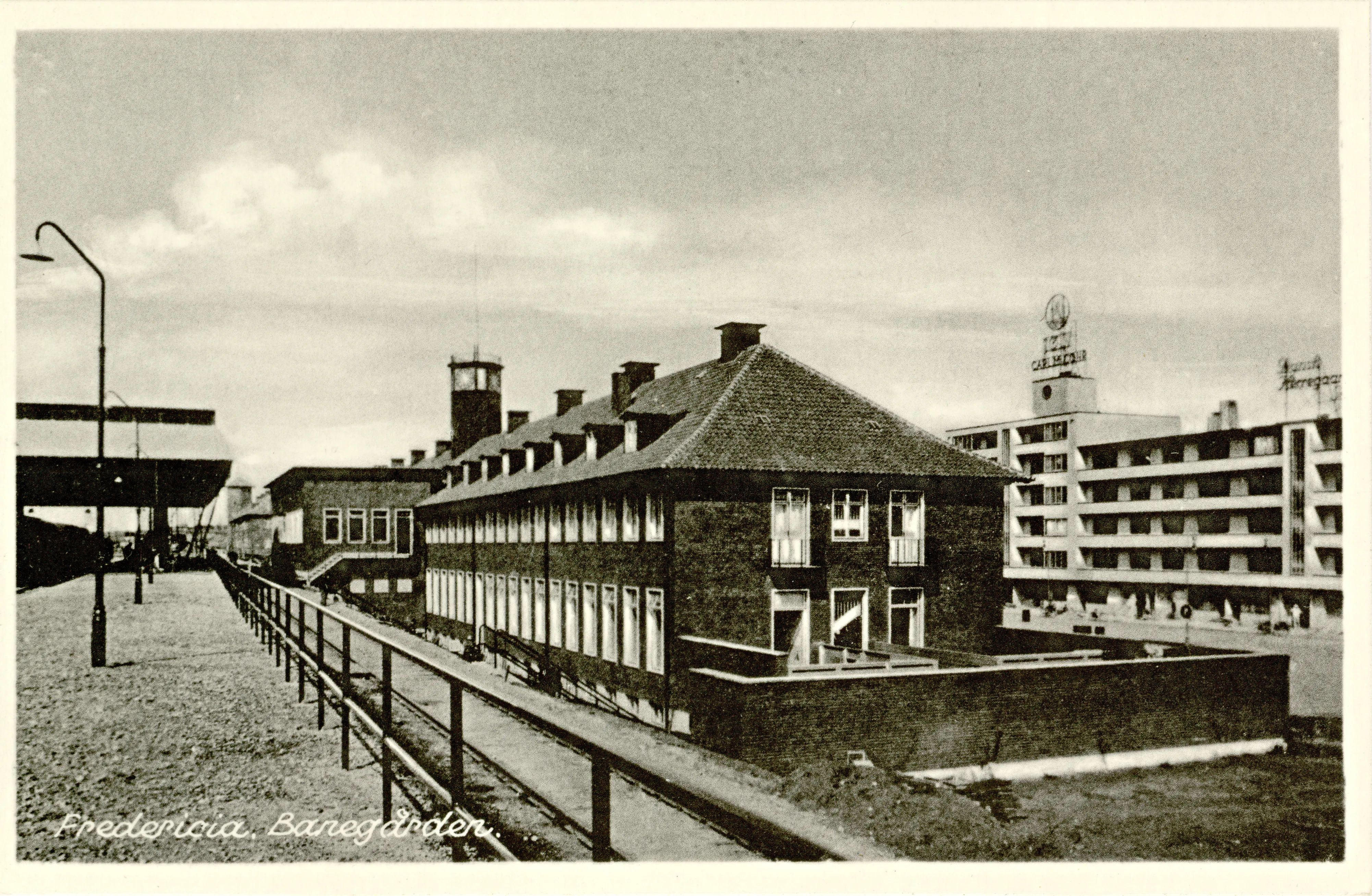 Postkort med Fredericia Banegård. Postkort med Fredericia Banegård.