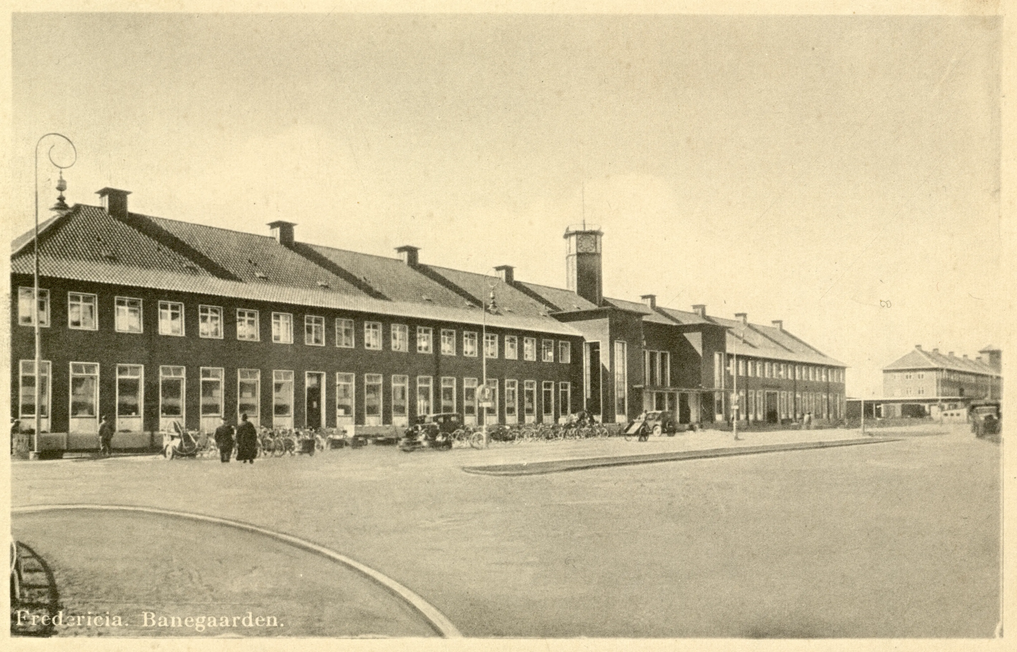 Postkort med Fredericia Banegård. Postkort med Fredericia Banegård.