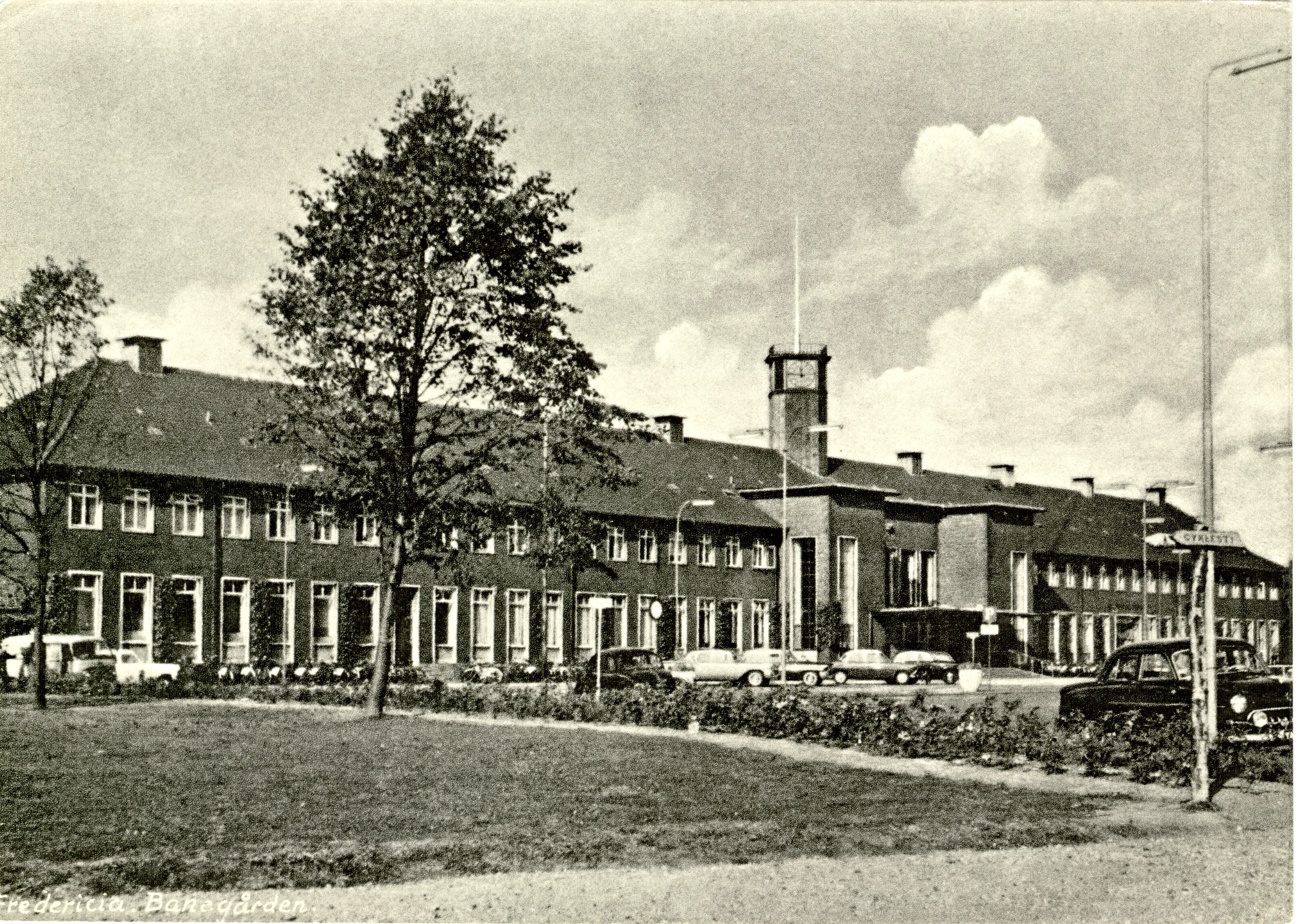 Postkort med Fredericia Banegård. Postkort med Fredericia Banegård.