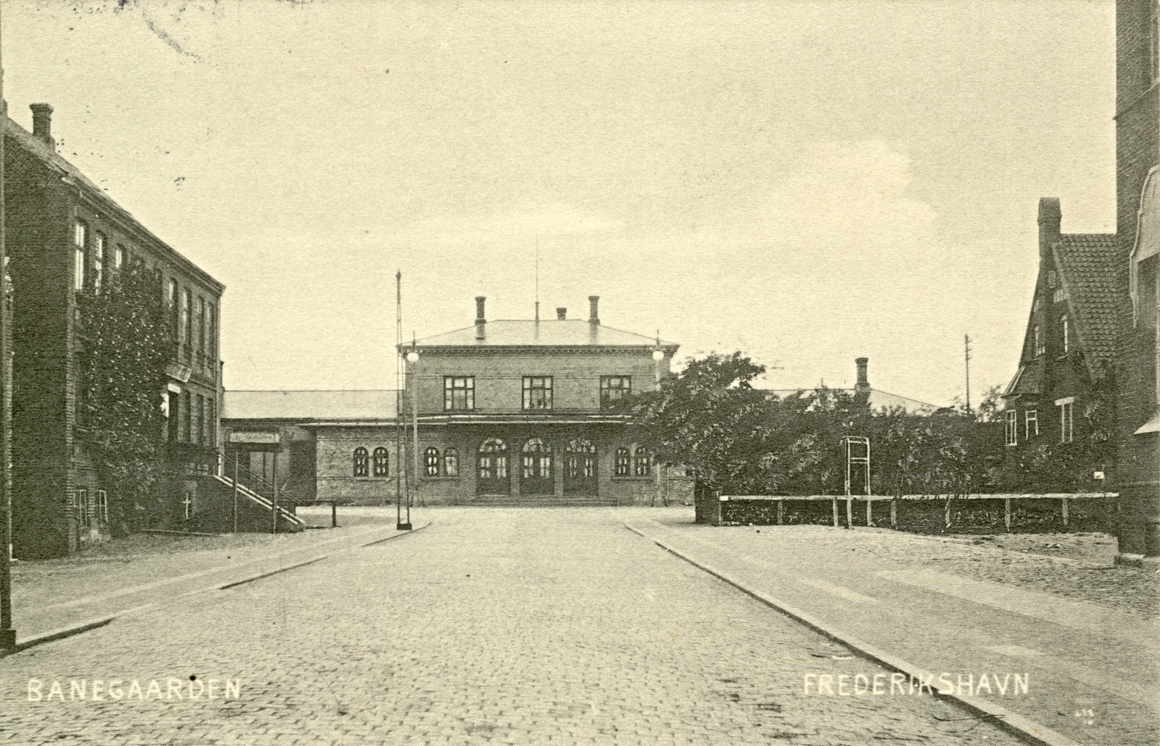 Postkort med Frederikshavn Station.