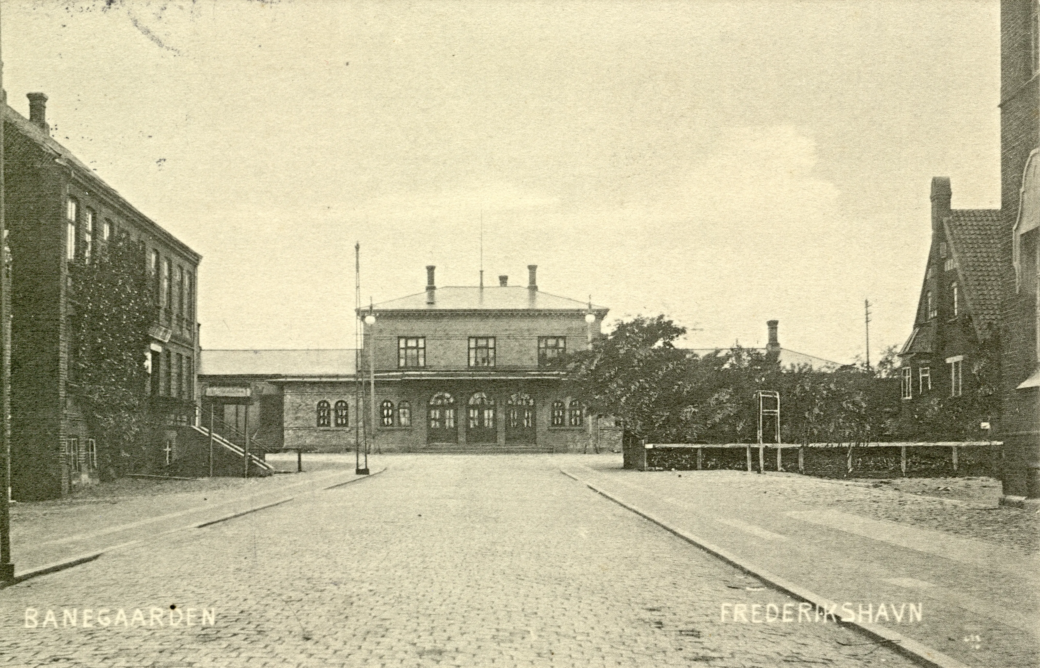 Postkort med Frederikshavn Station. Postkort med Frederikshavn Station.