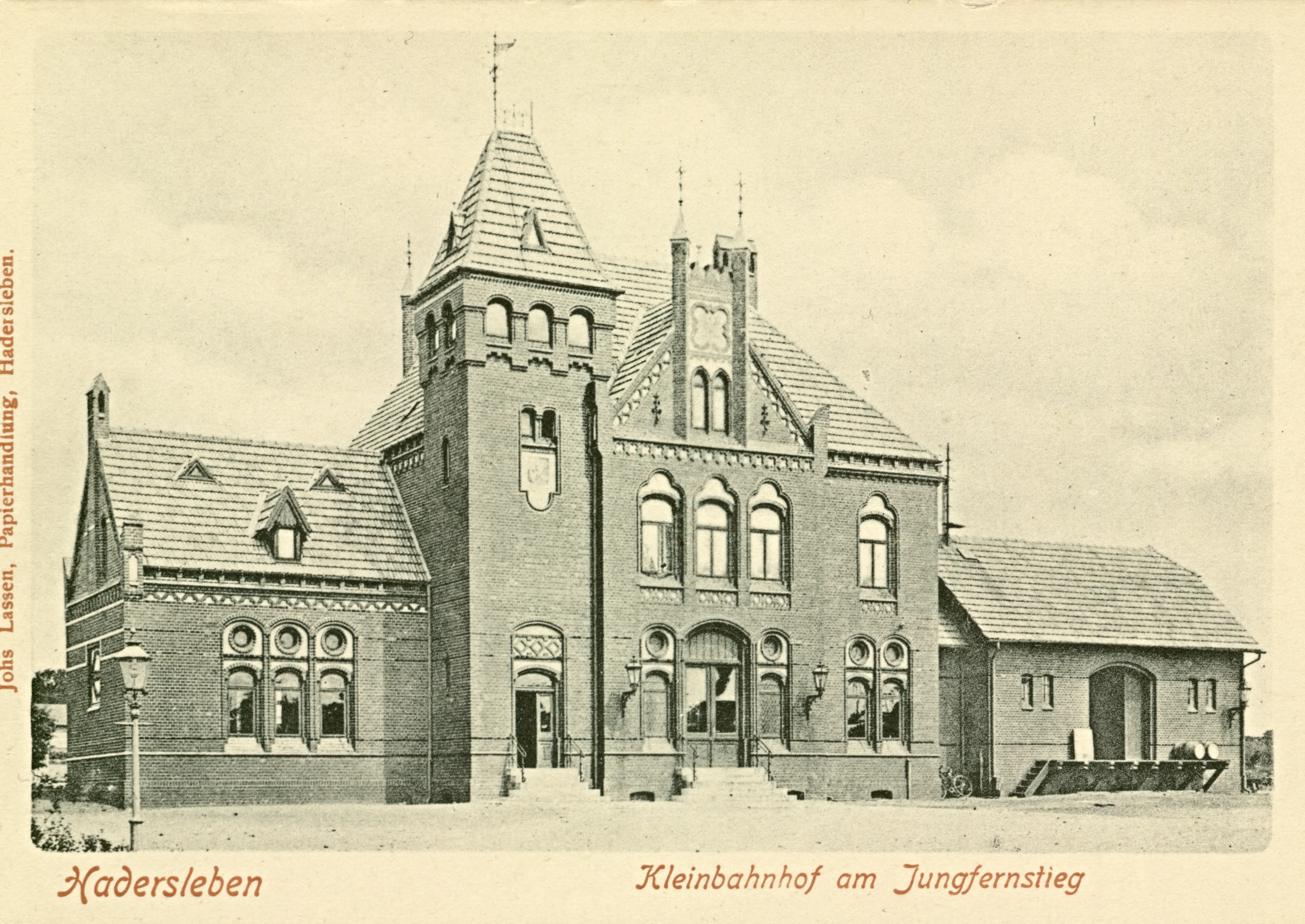 Postkort med Haderslev Amtsbanegård. Postkort med Haderslev Amtsbanegård.
