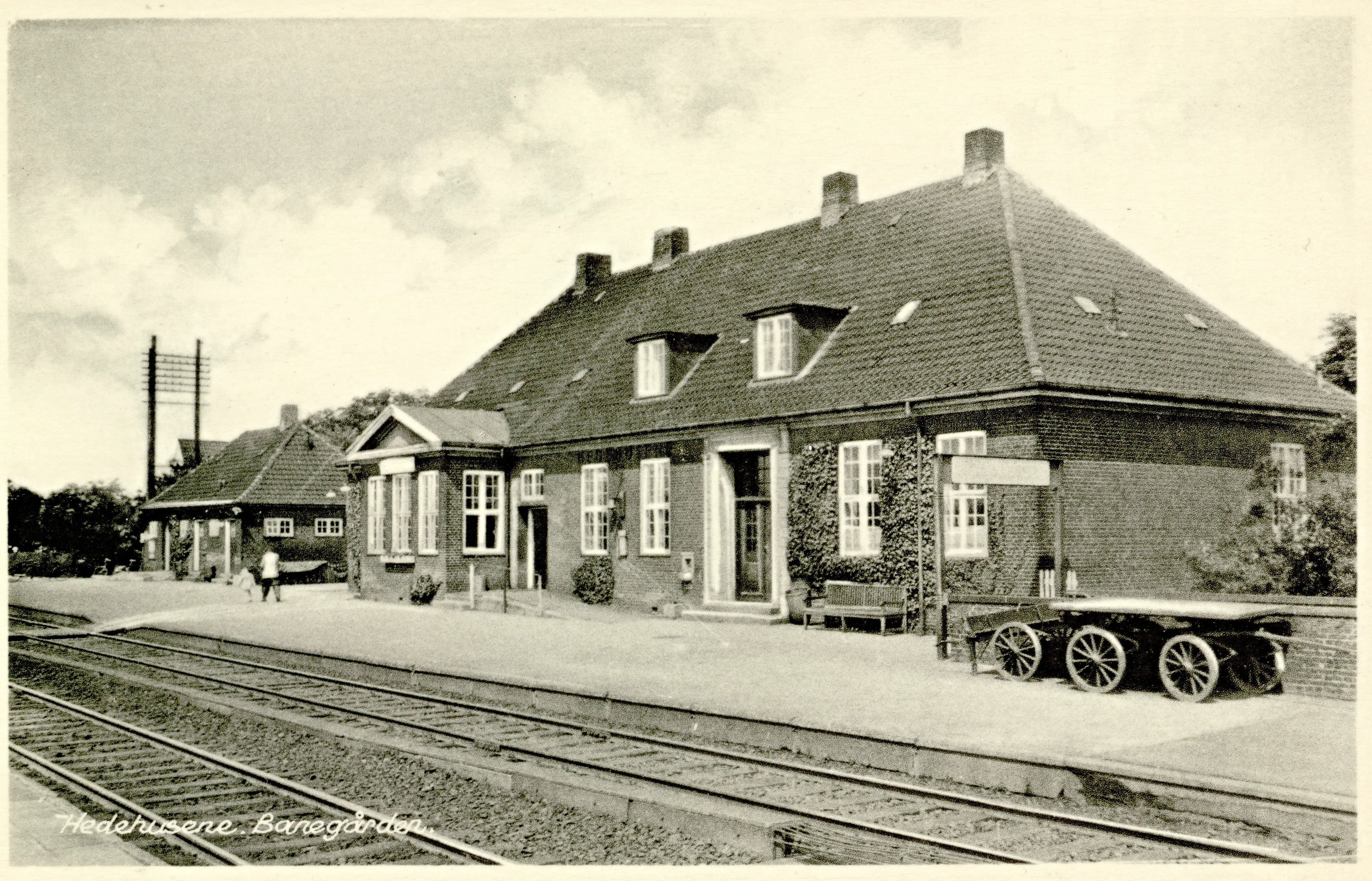 Postkort med Hedehusene Station. Postkort med Hedehusene Station.