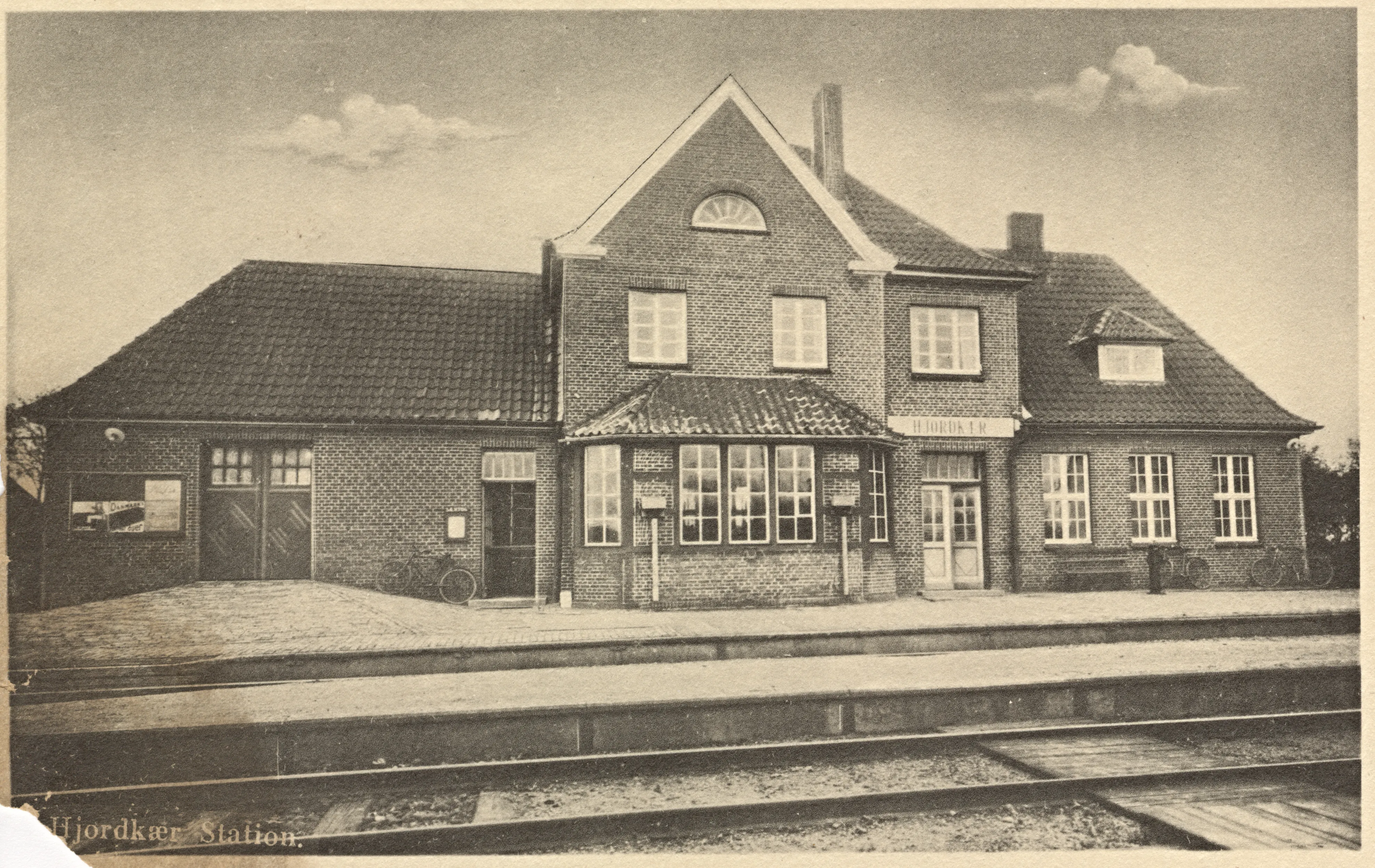 Postkort med Hjordkær Station. Postkort med Hjordkær Station.