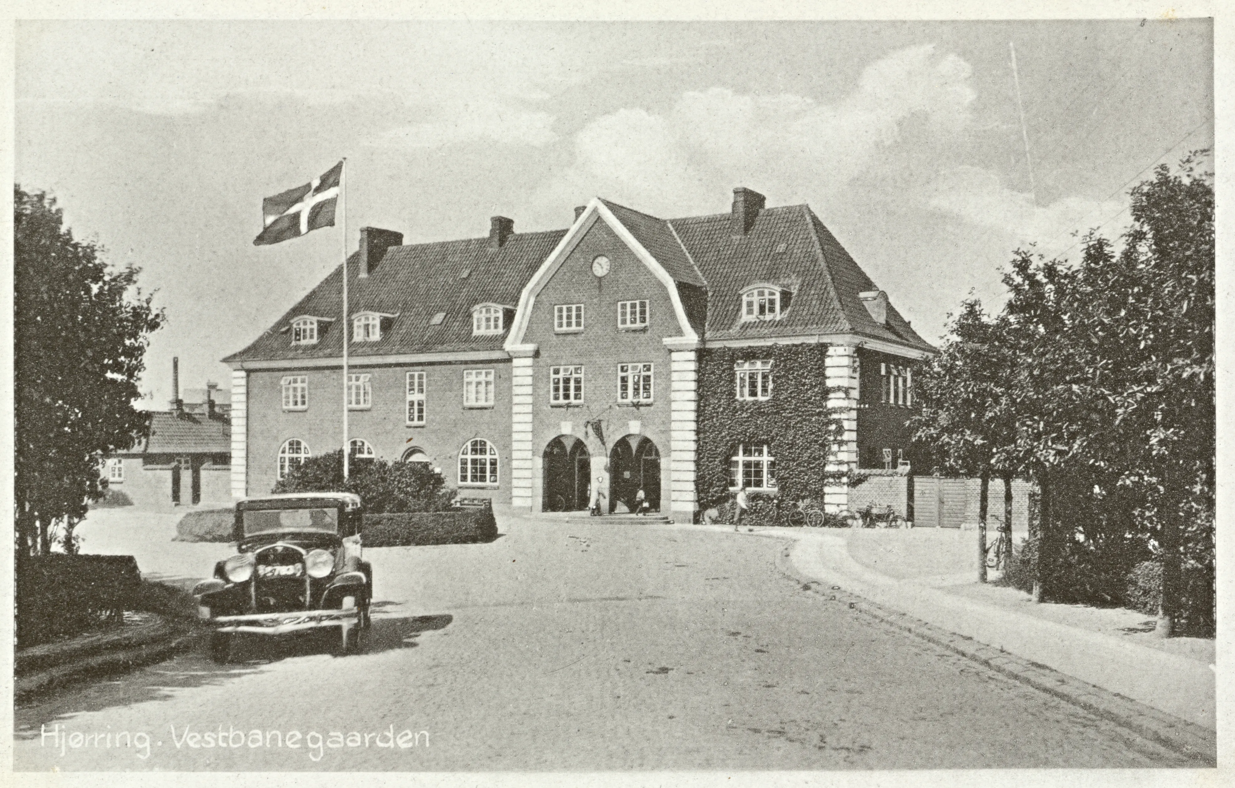 Postkort med Hjørring Vestbanegård. Postkort med Hjørring Vestbanegård.
