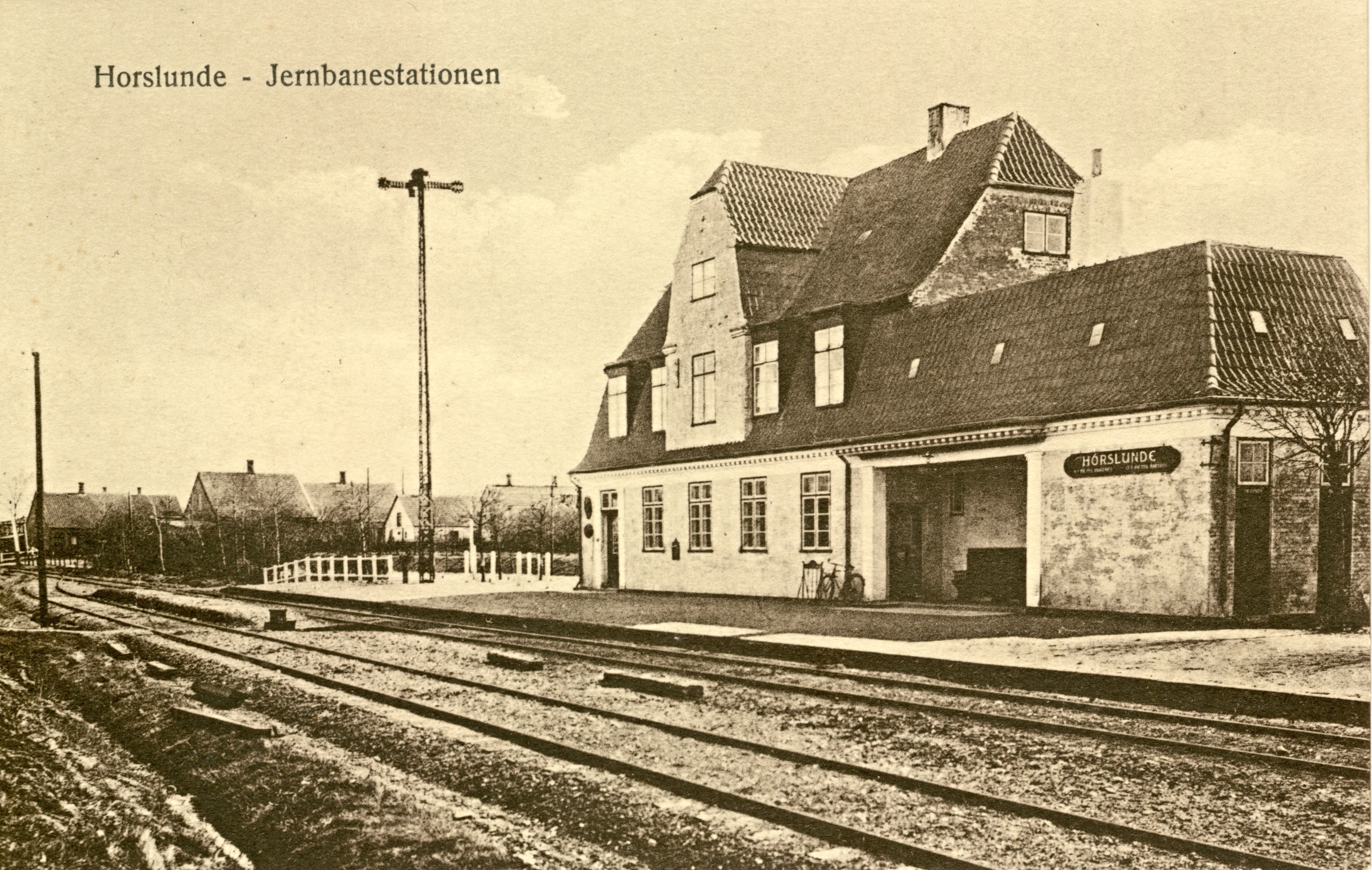 Postkort med Horslunde Station. Postkort med Horslunde Station.