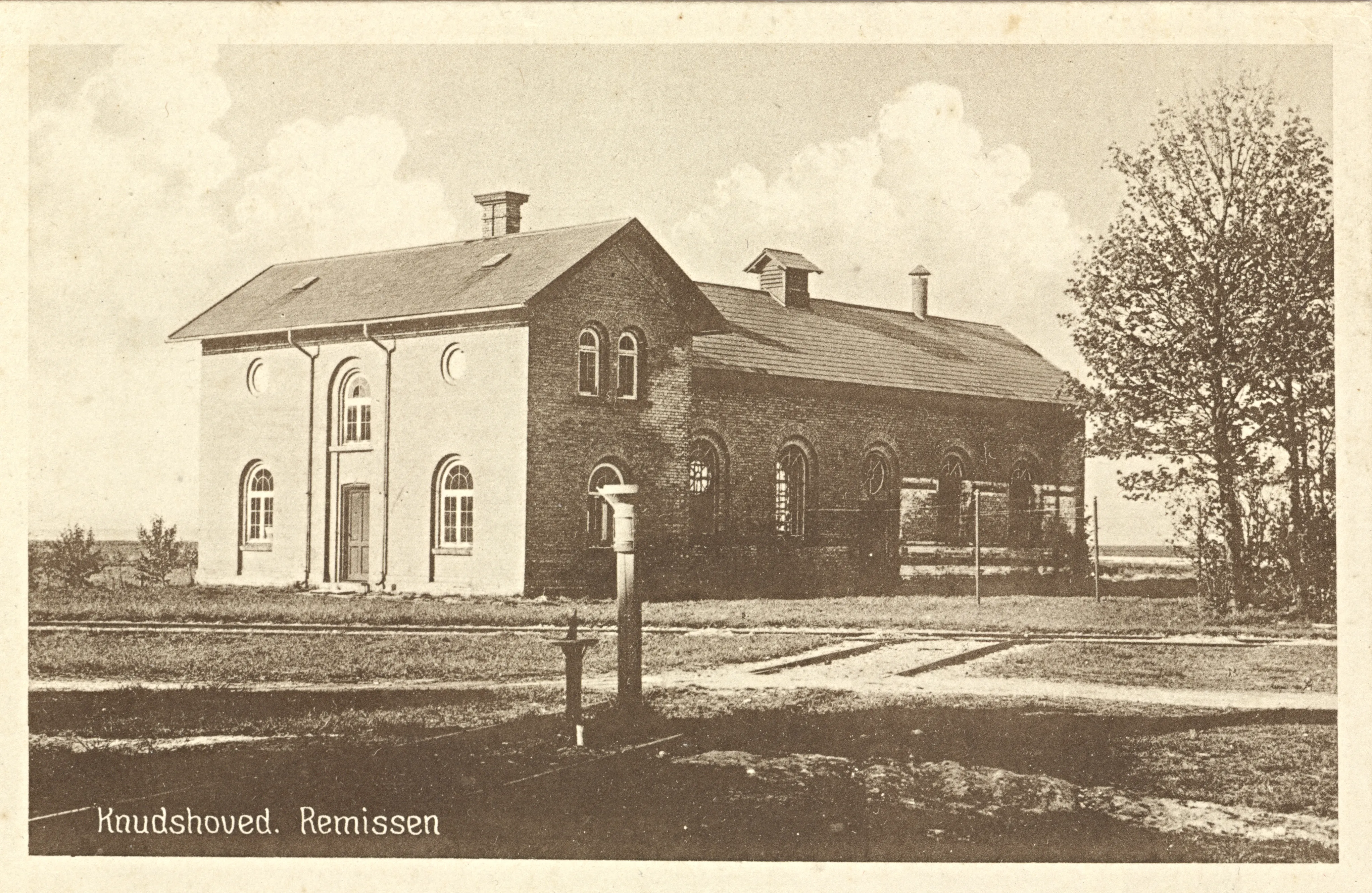 Postkort med Knudshoved Stations remise. Postkort med Knudshoved Stations remise.