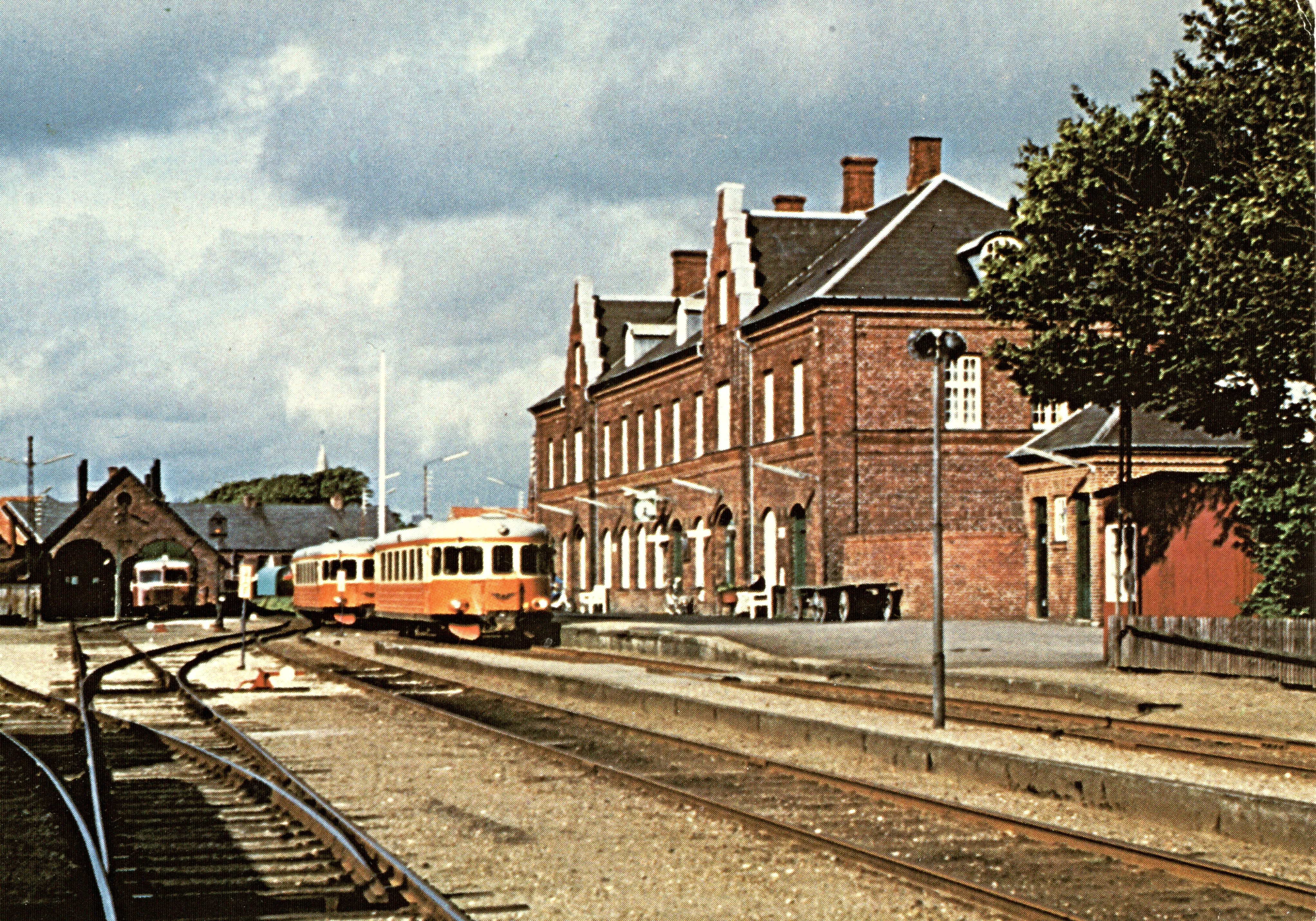 Postkort med Lemvig Station med den svenske skinnebus YBM14+15 holdende ved perron og den danske skinnebus Sm17 holdende ved remisen. Postkort med Lemvig Station med den svenske skinnebus YBM14+15 holdende ved perron og den danske skinnebus Sm17 holdende ved remisen.