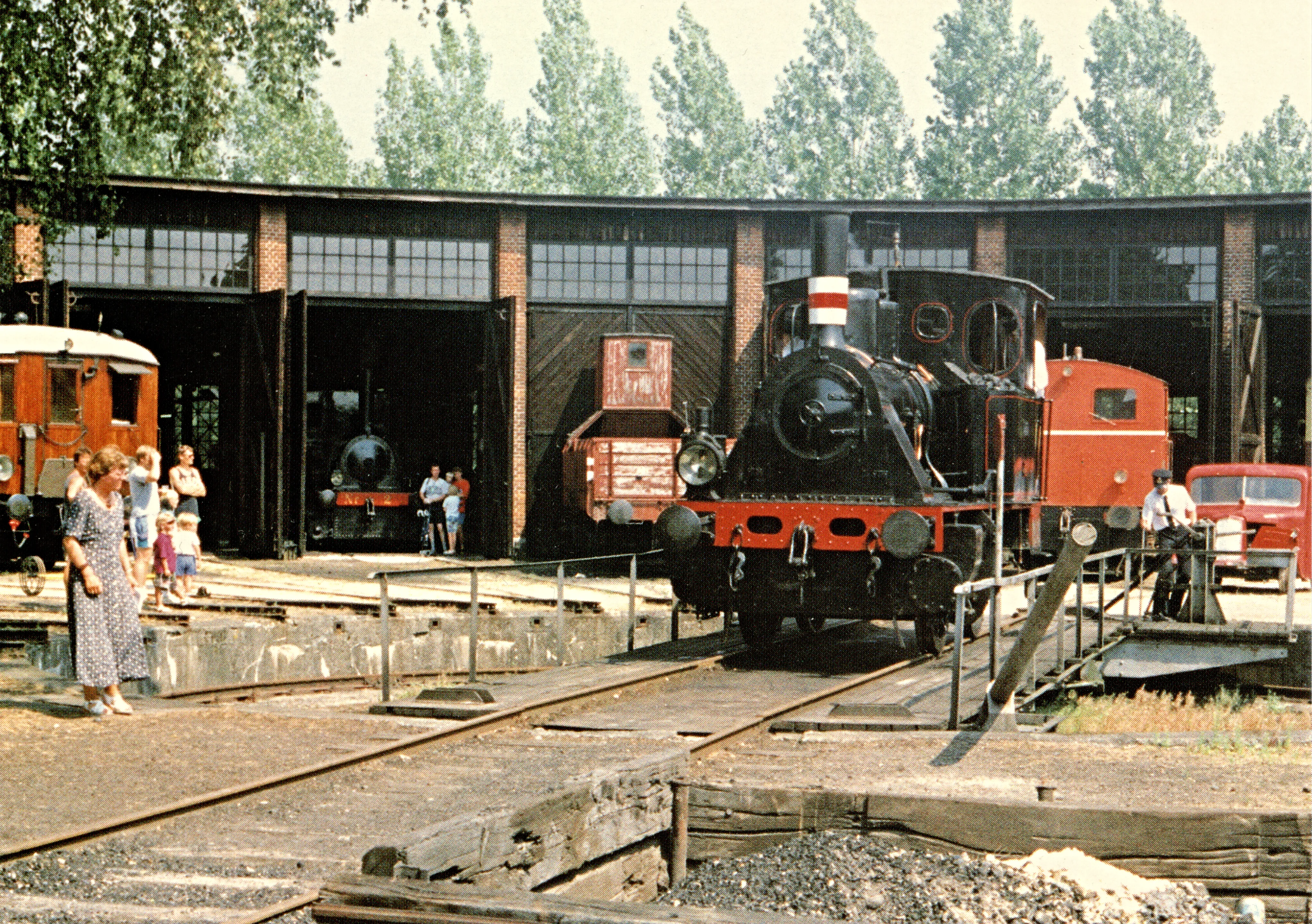 Postkort med Maribo Stations remise og LJ nr. 20, fra 1920, på drejeskiven.