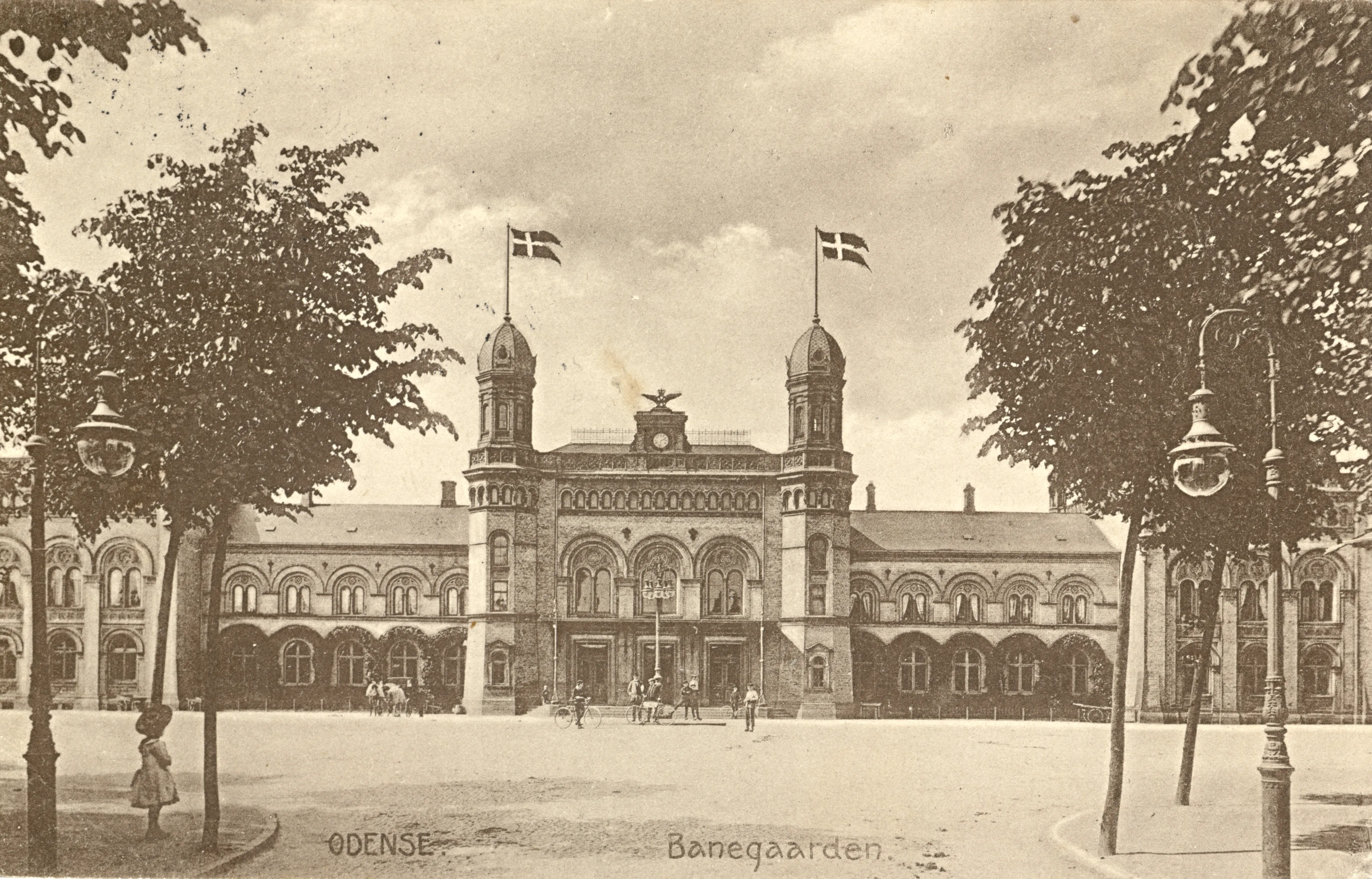 Postkort med Odense Banegård. Postkort med Odense Banegård.