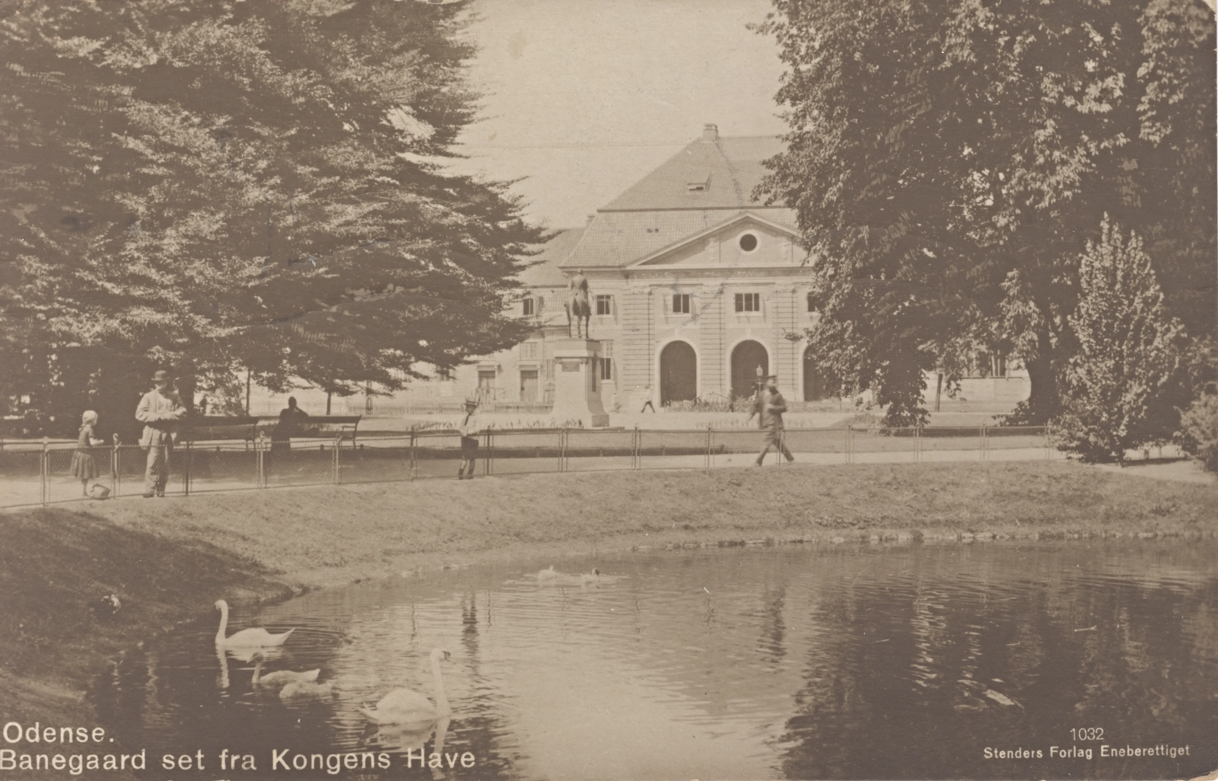 Postkort med Odense Banegård.