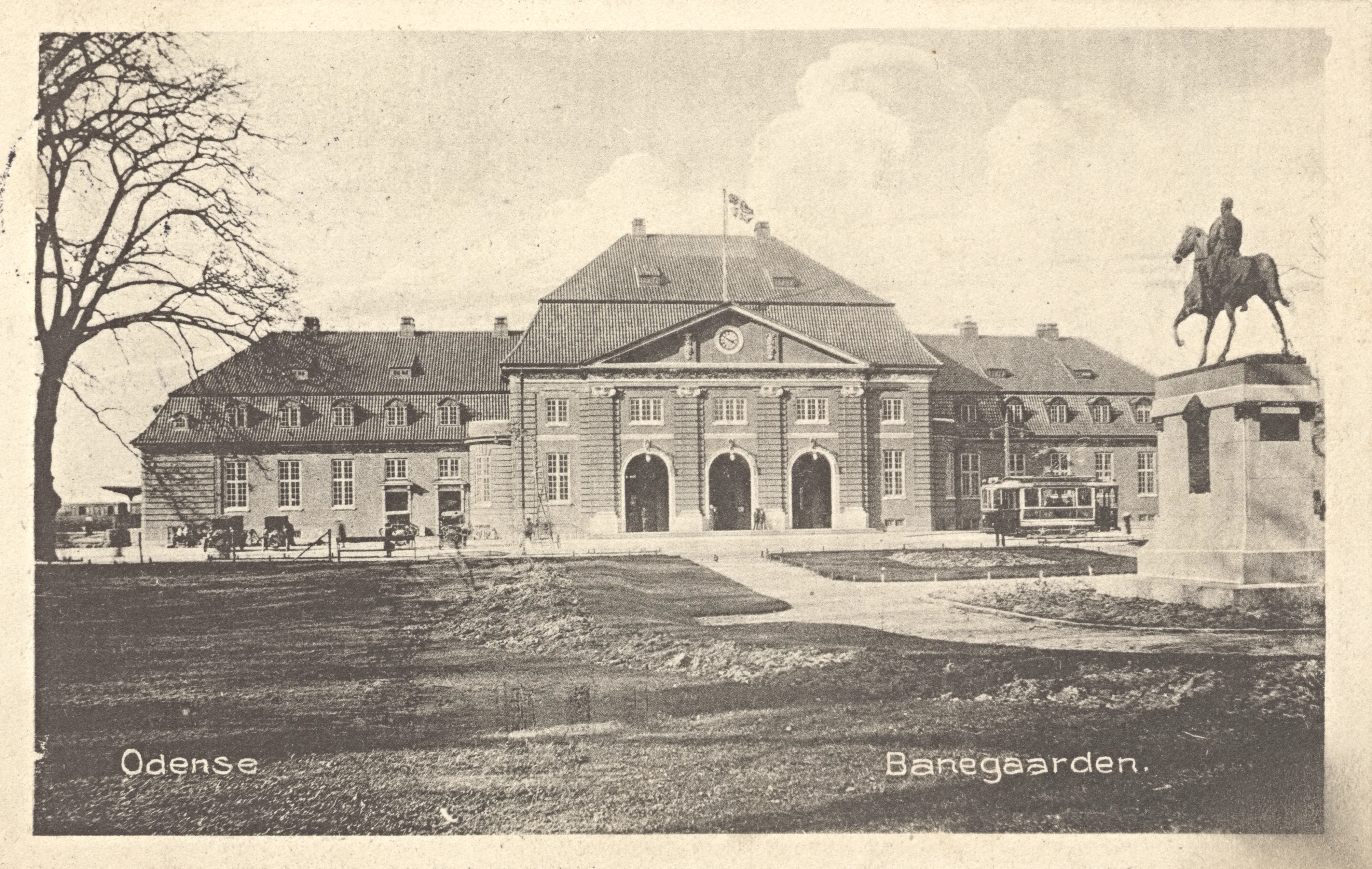 Postkort med Odense Banegård. Postkort med Odense Banegård.