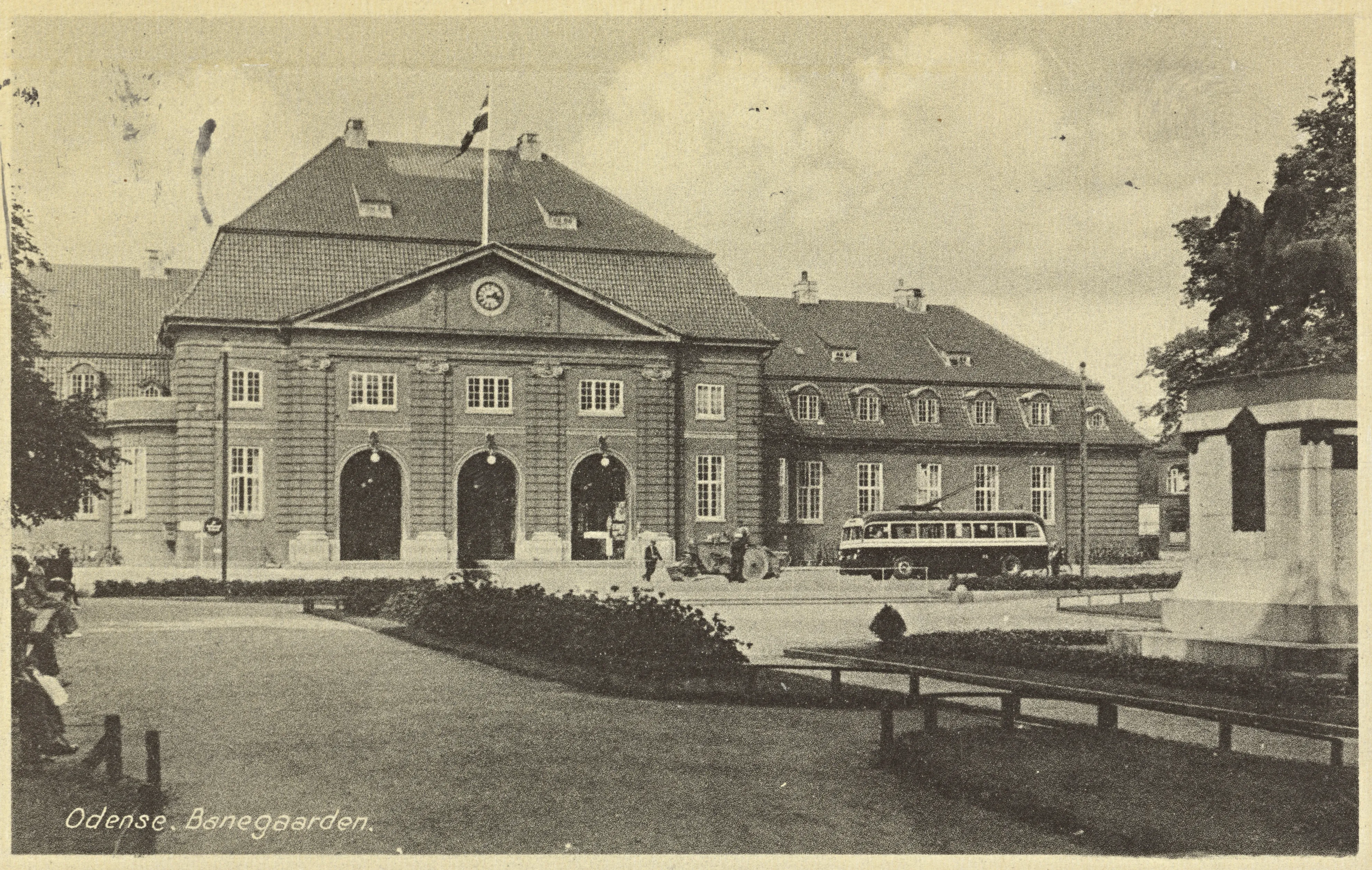 Postkort med Odense Banegård. Postkort med Odense Banegård.
