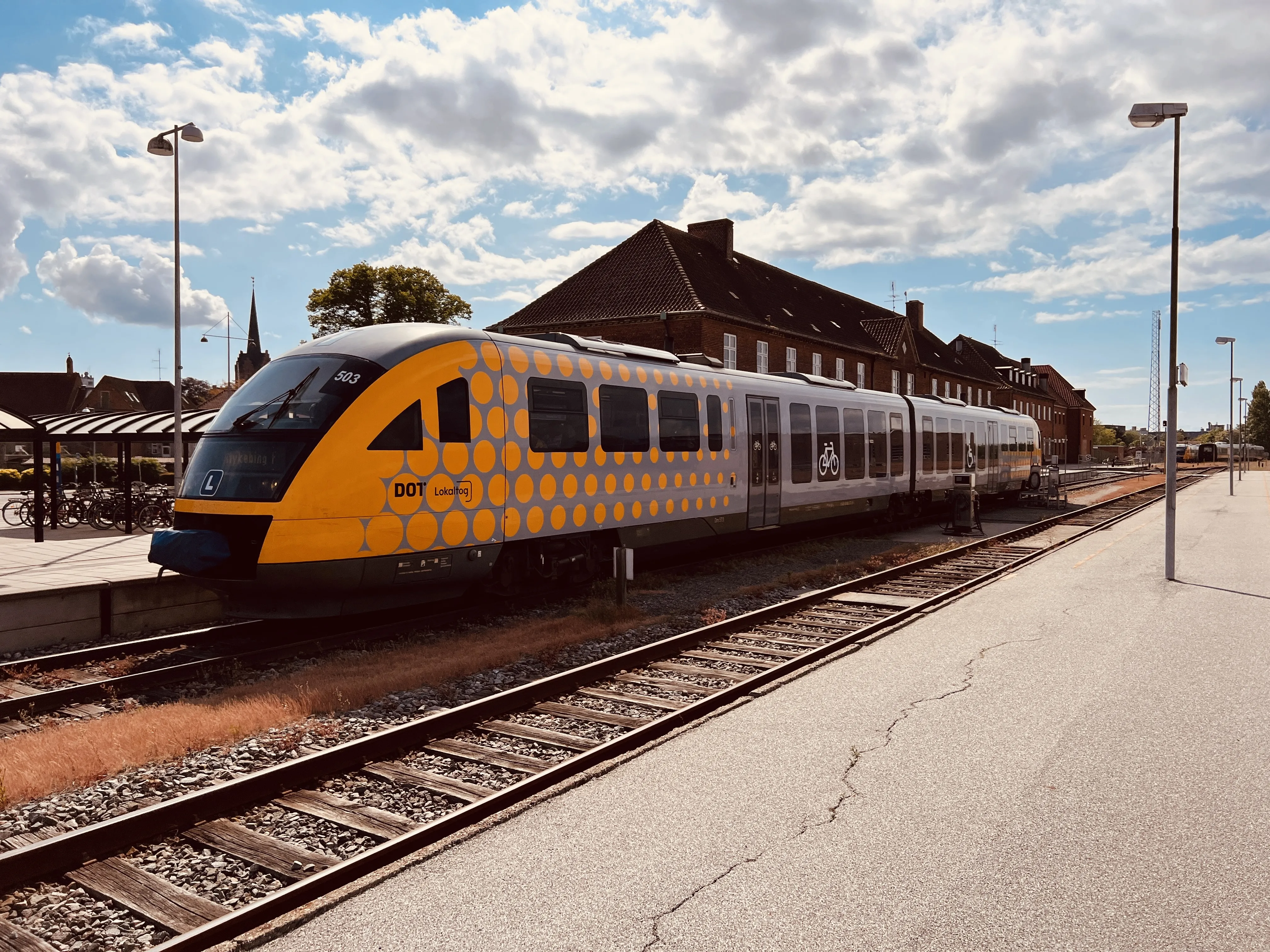 Billede af LT DM 503, tidligere NJJ DM 503 fotograferet ud for Nakskov Station. Billede af LT DM 503, tidligere NJJ DM 503 fotograferet ud for Nakskov Station.