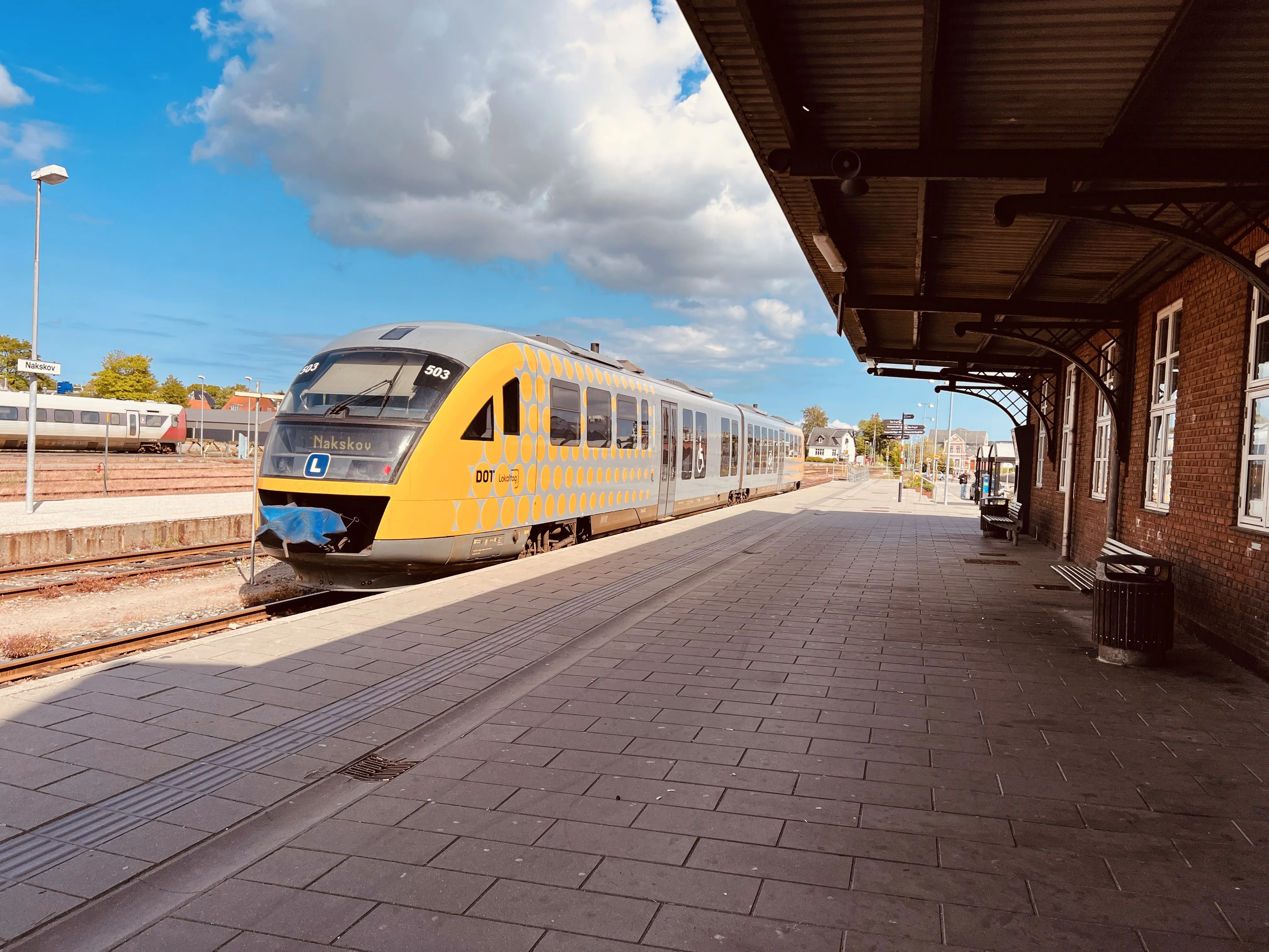 Billede af tog ud for Nakskov Station. Billede af tog ud for Nakskov Station.
