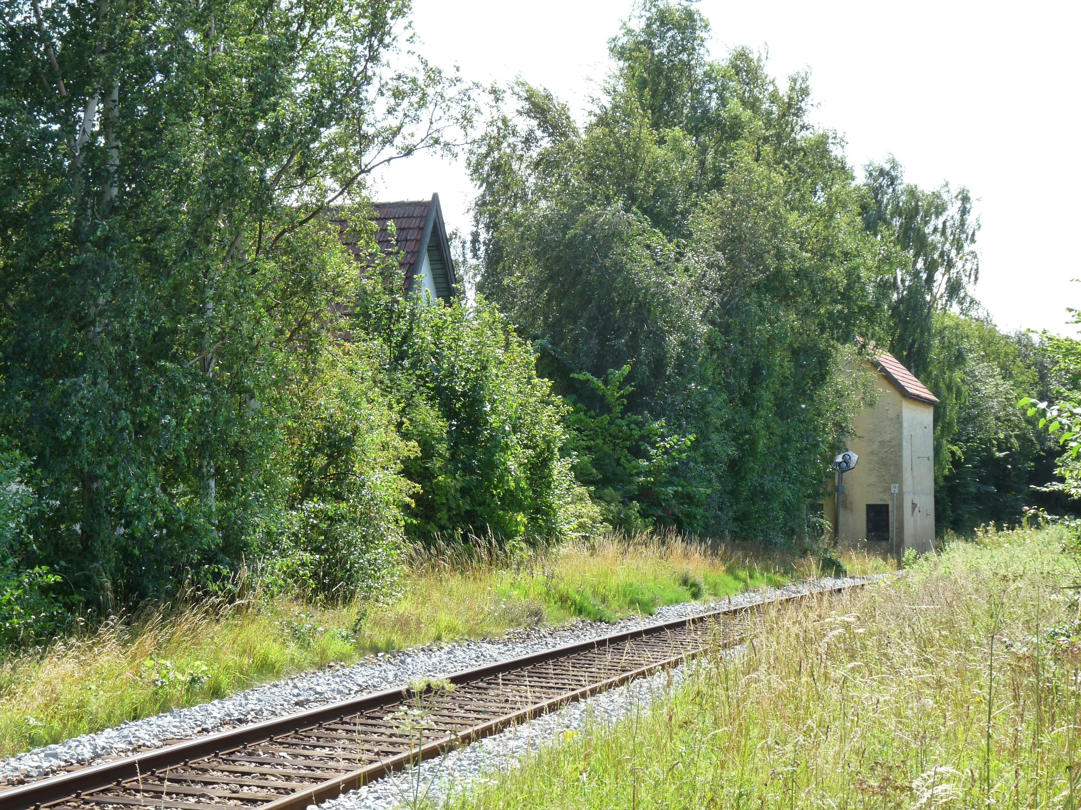 Billede af Kelstrup Billetsalgssteds vandtårn (til højre i billedet).