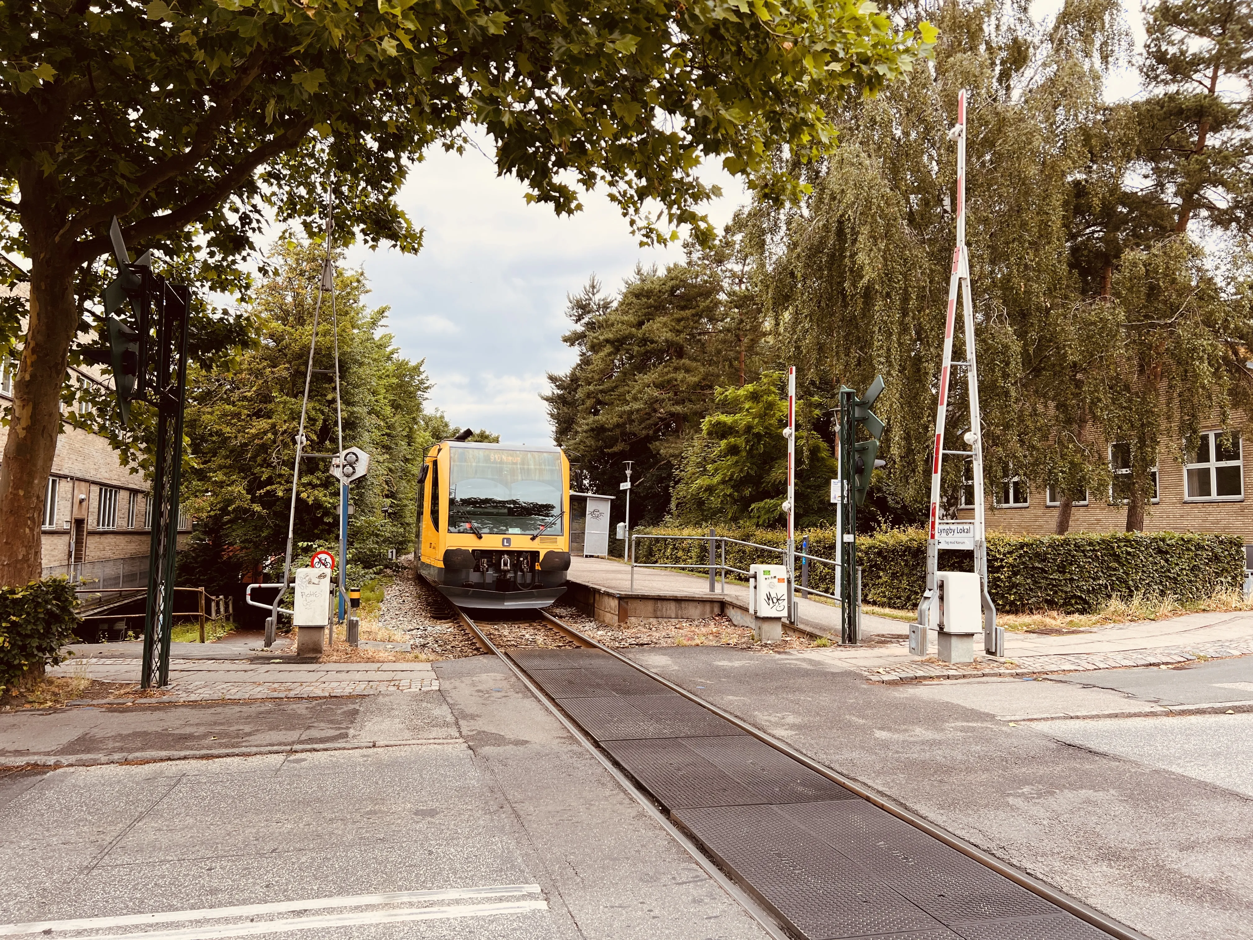 Billede af tog ud for Lyngby Lokal Station. Billede af tog ud for Lyngby Lokal Station.