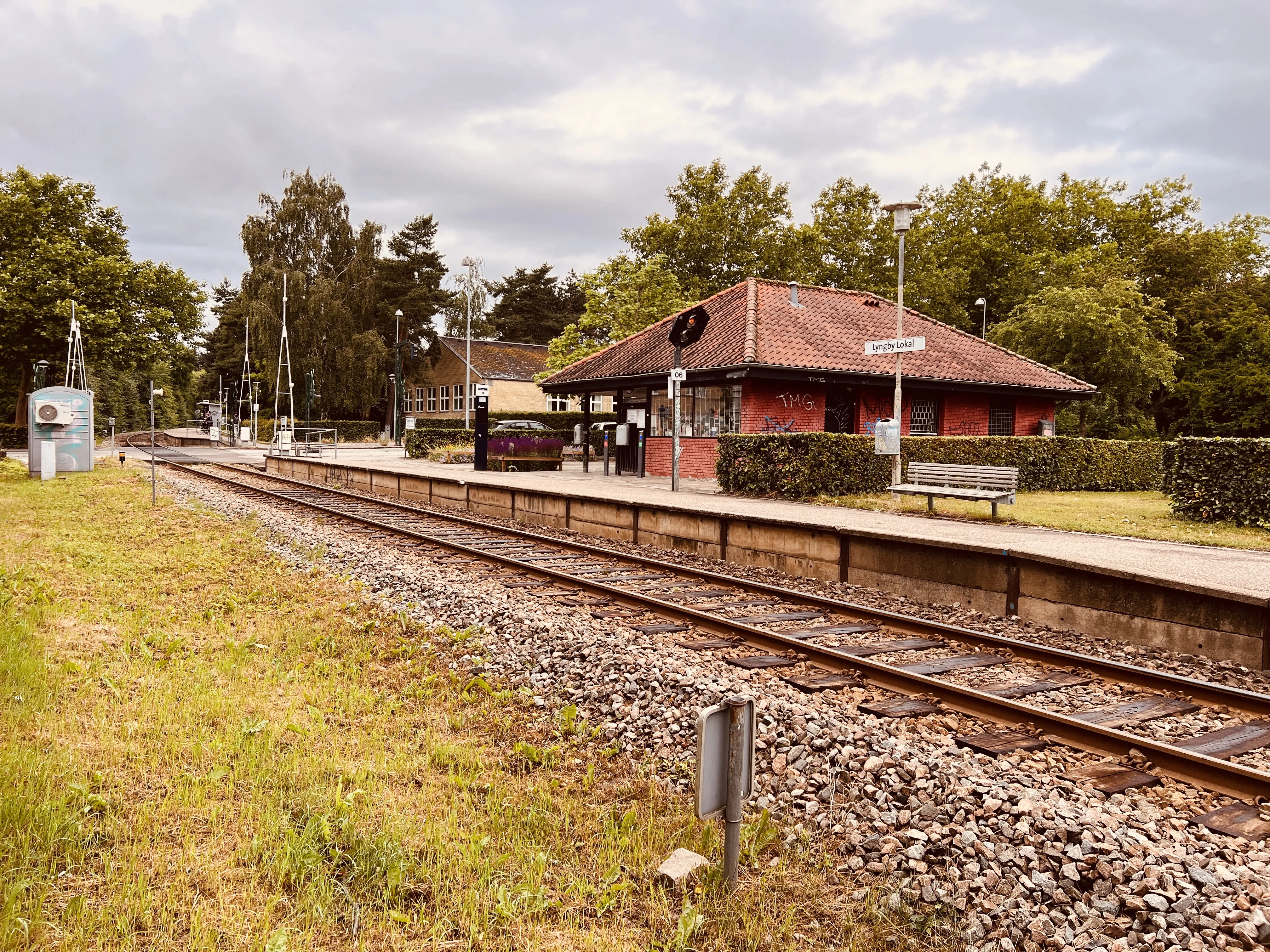 Billede af Lyngby Lokal Station - i 1974 blev ekspeditionsbygningen fra 1942 revet net og erstattet af den nuværende murstensbygning.