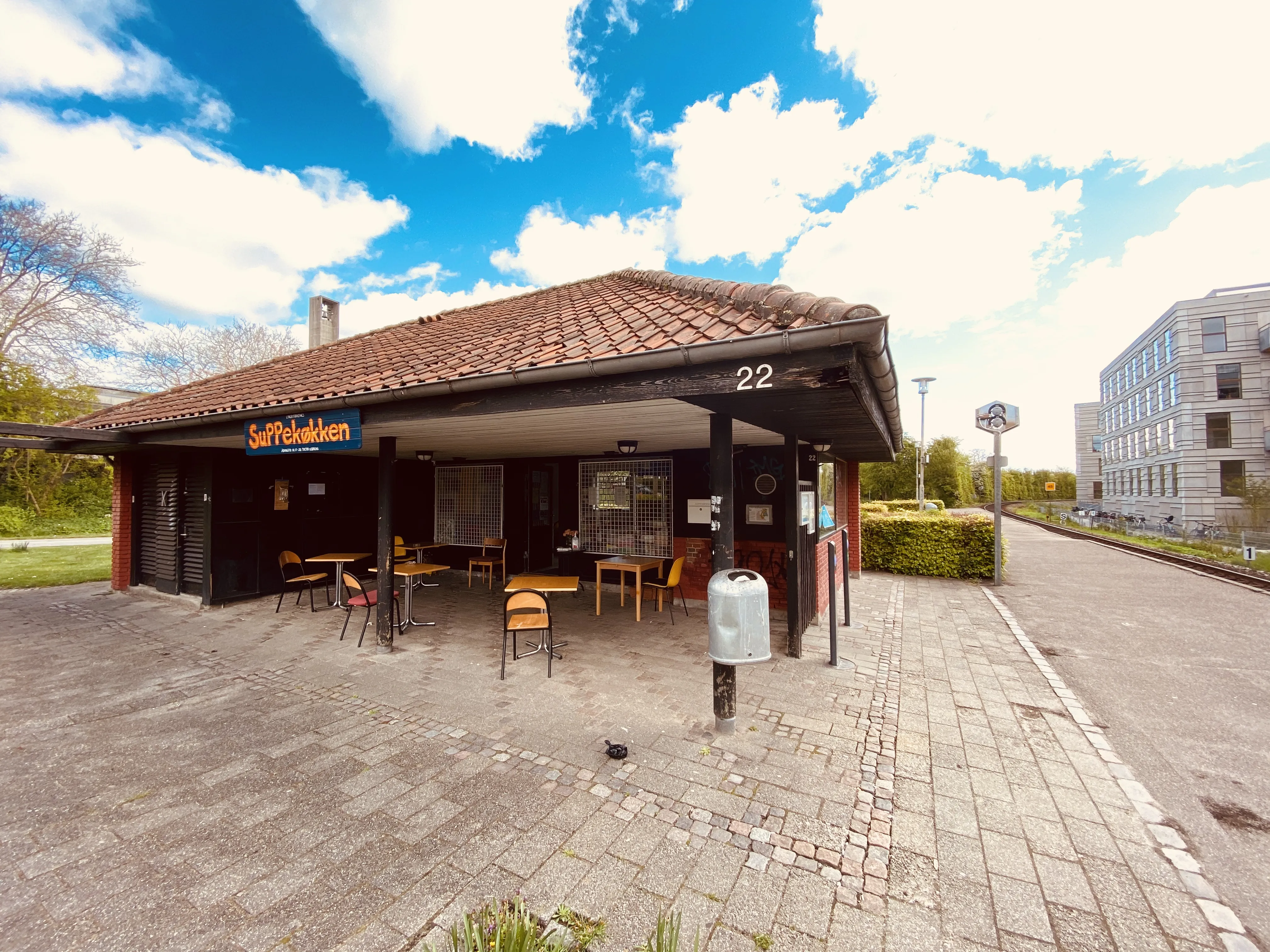 Billede af Lyngby Lokal Station - i 1974 blev ekspeditionsbygningen fra 1942 revet net og erstattet af den nuværende murstensbygning.