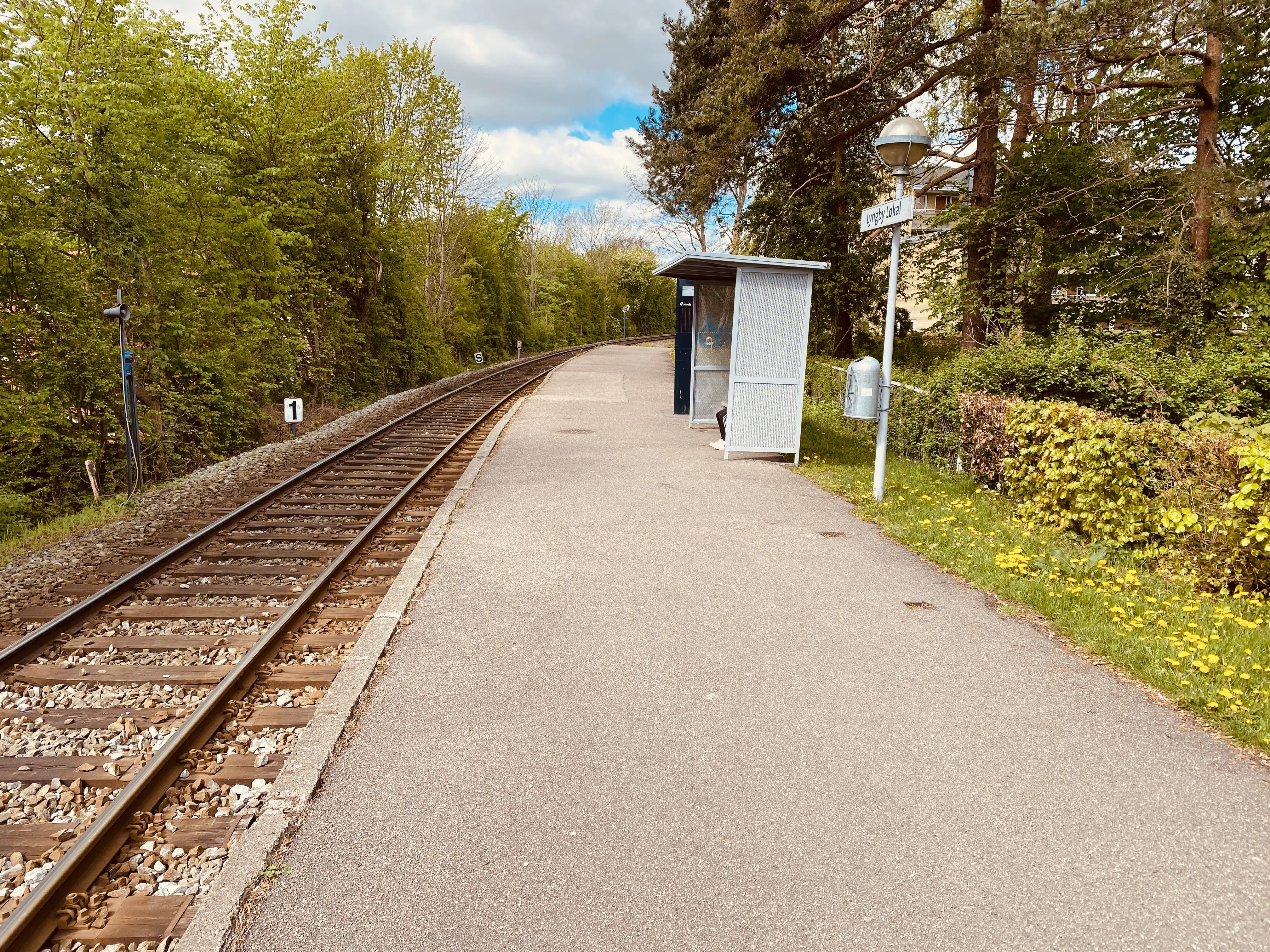 Billede af Lyngby Lokal Station - i 1974 blev ekspeditionsbygningen fra 1942 revet net og erstattet af den nuværende murstensbygning.