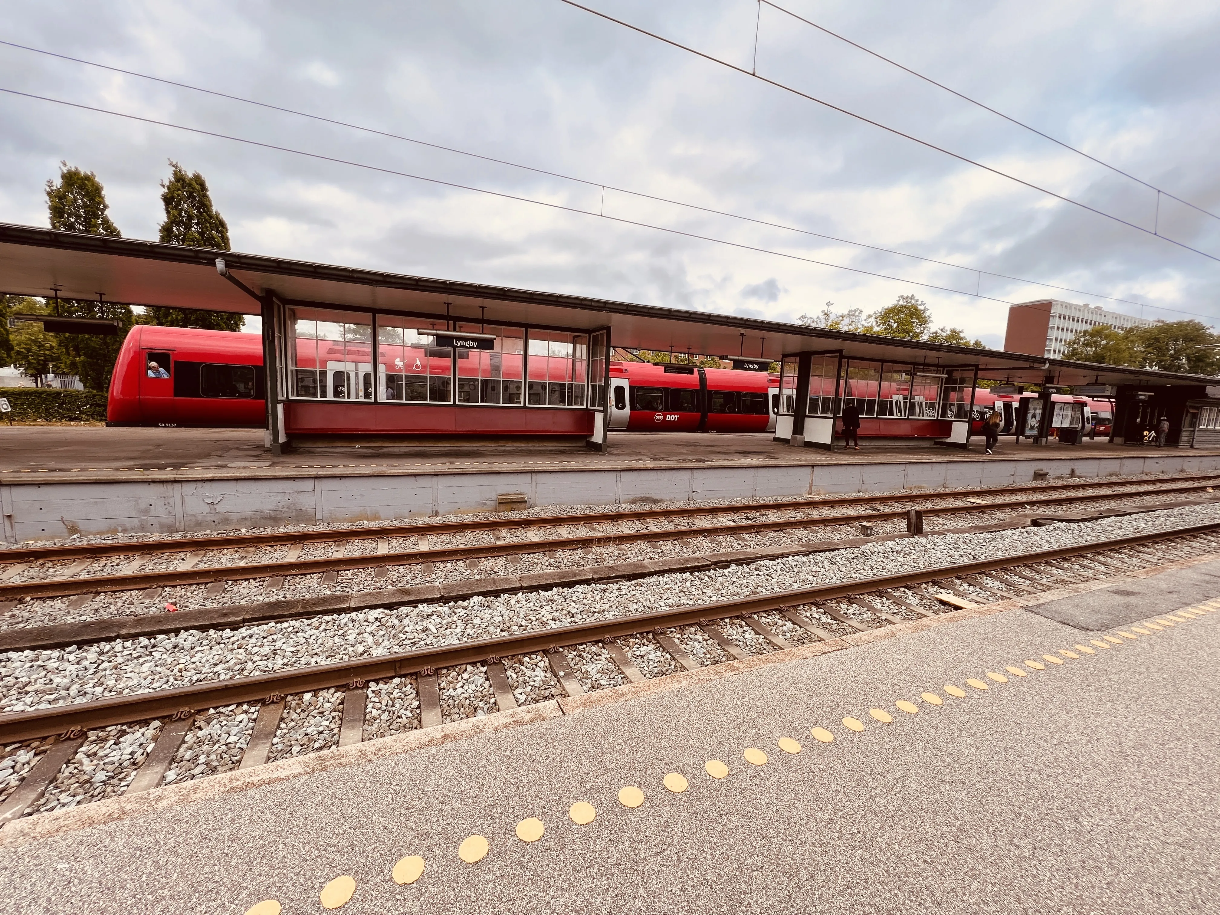 Billede af tog ud for Lyngby Station.