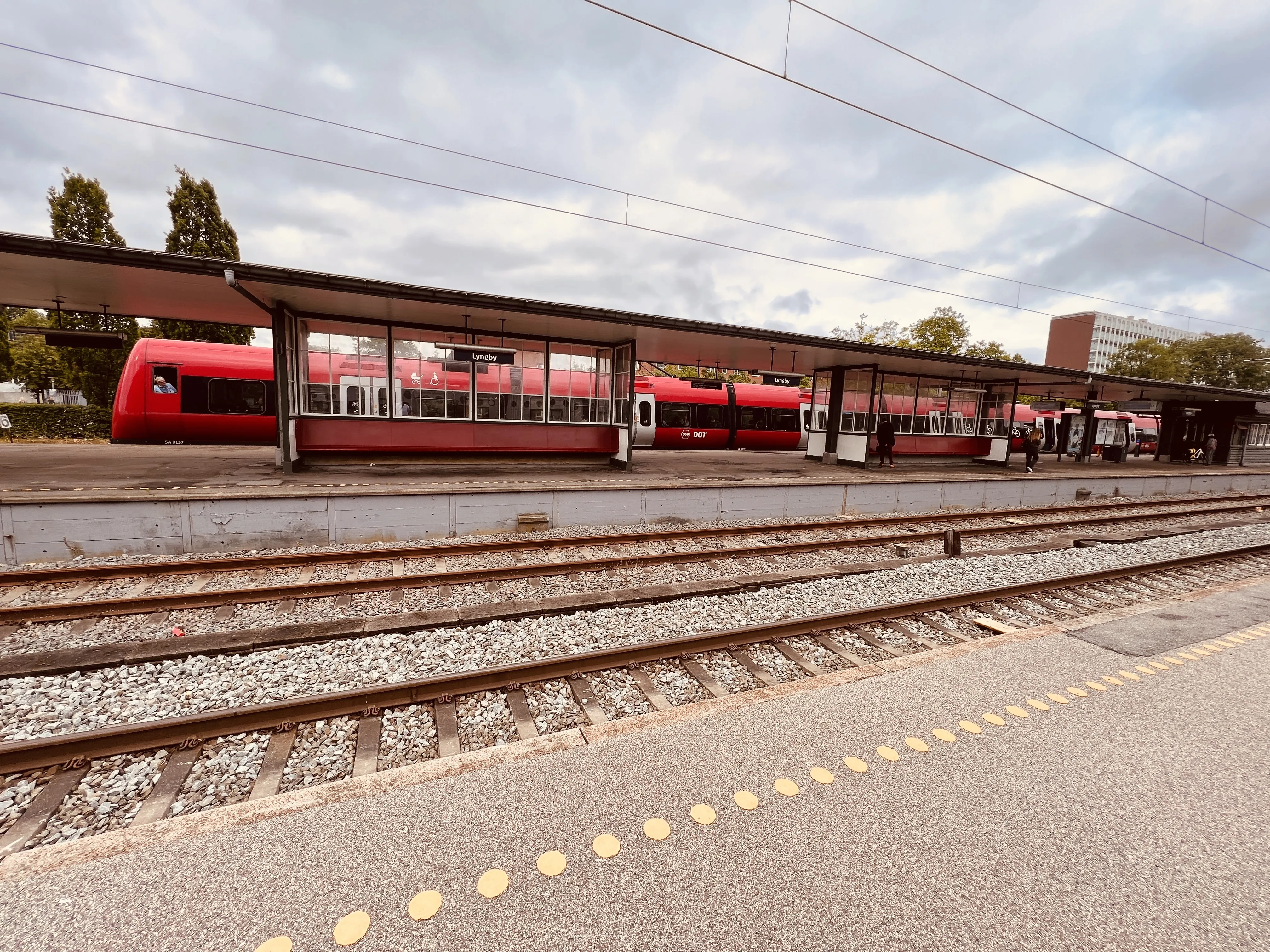 Billede af tog ud for Lyngby Station. Billede af tog ud for Lyngby Station.