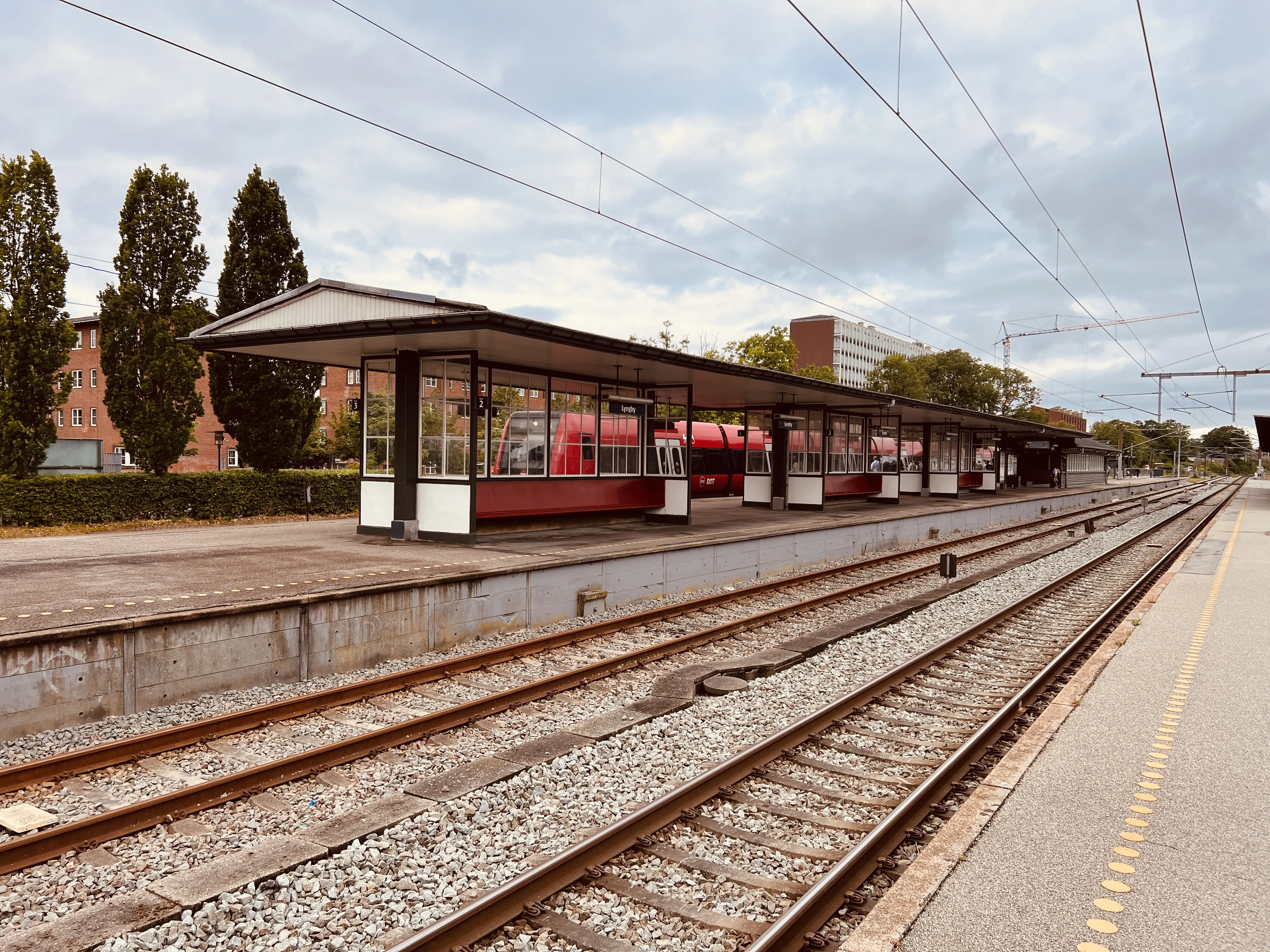 Billede af tog ud for Lyngby Station.