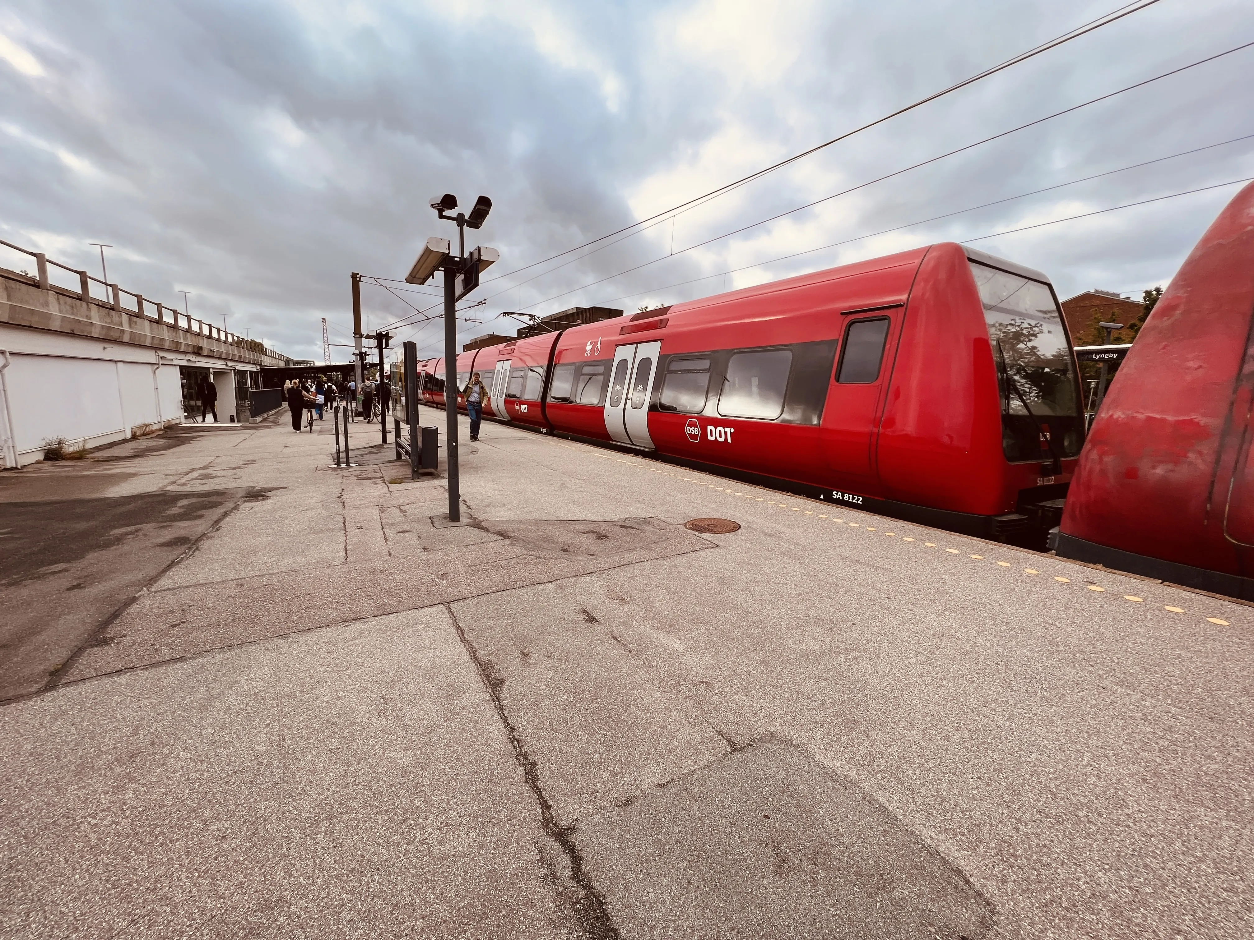 Billede af tog ud for Lyngby Station. Billede af tog ud for Lyngby Station.