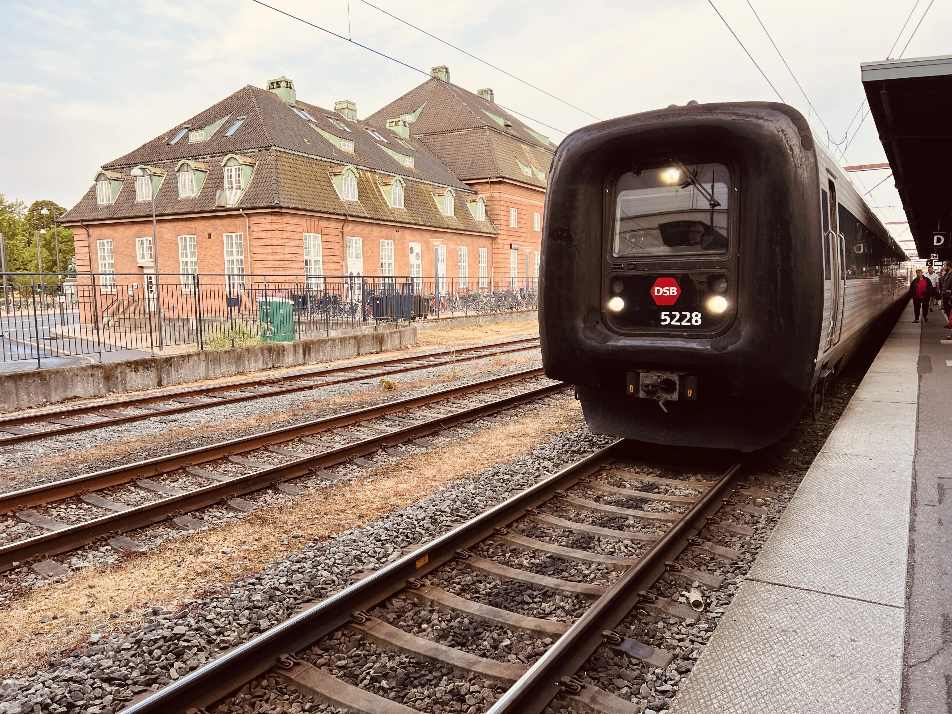 Billede af tog ud for Odense Banegård. Billede af tog ud for Odense Banegård.